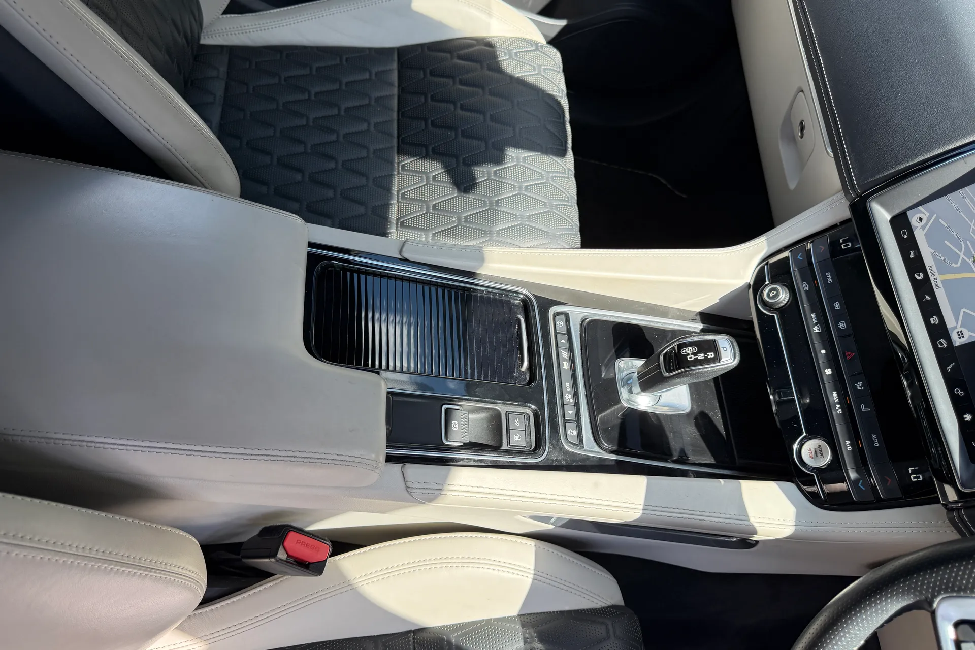 Jaguar F-PACE thumbnail image number 51