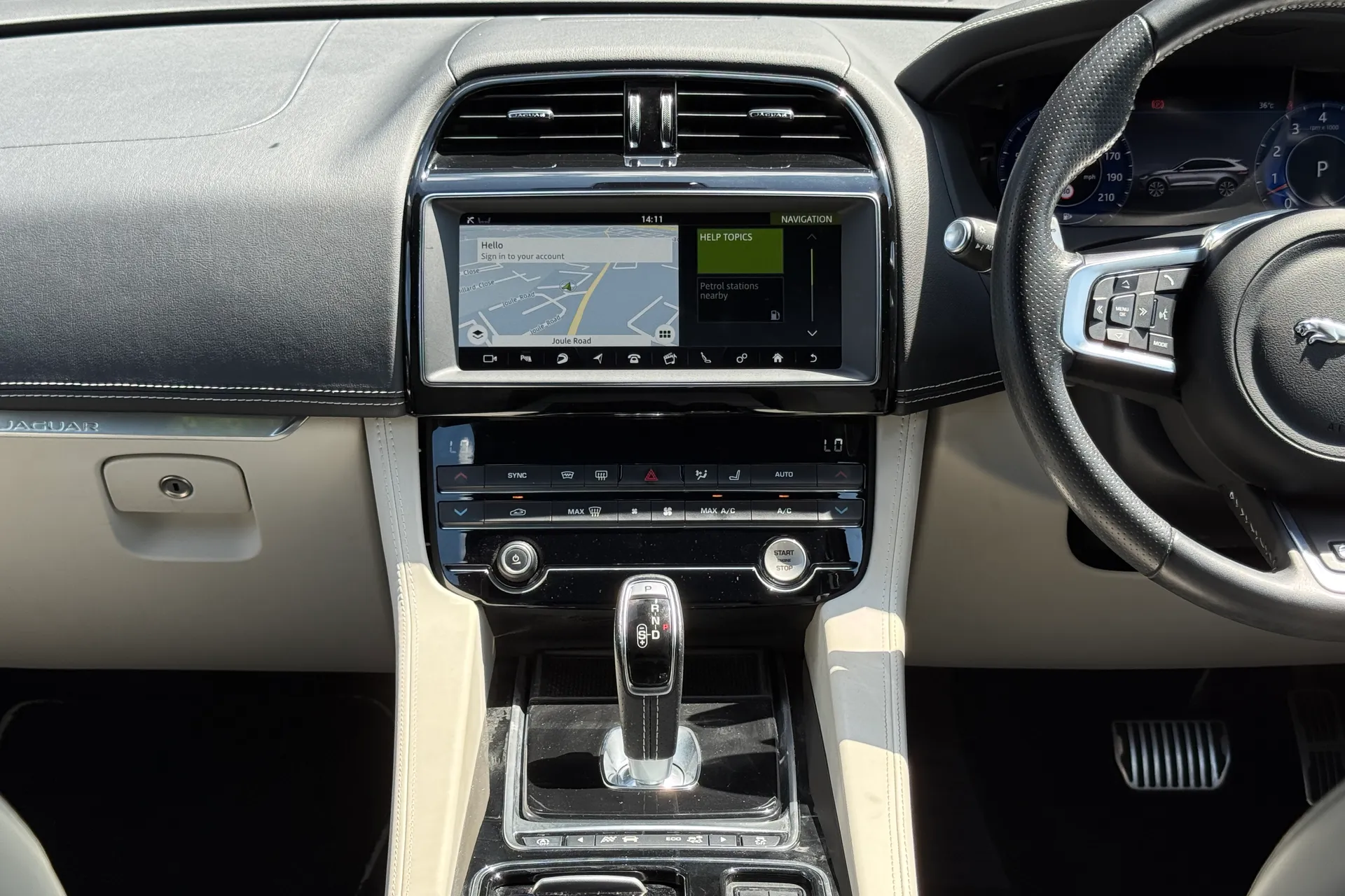 Jaguar F-PACE thumbnail image number 34