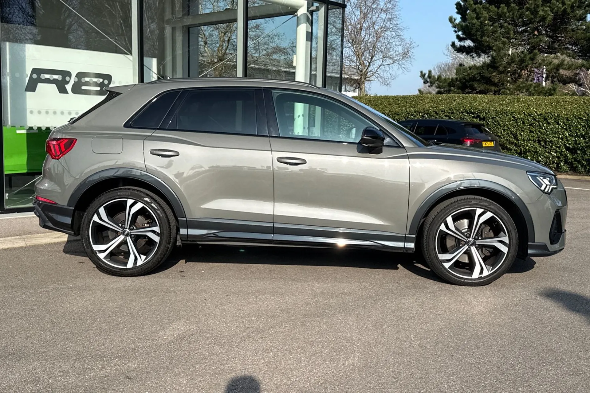 Audi Q3 thumbnail image number 2