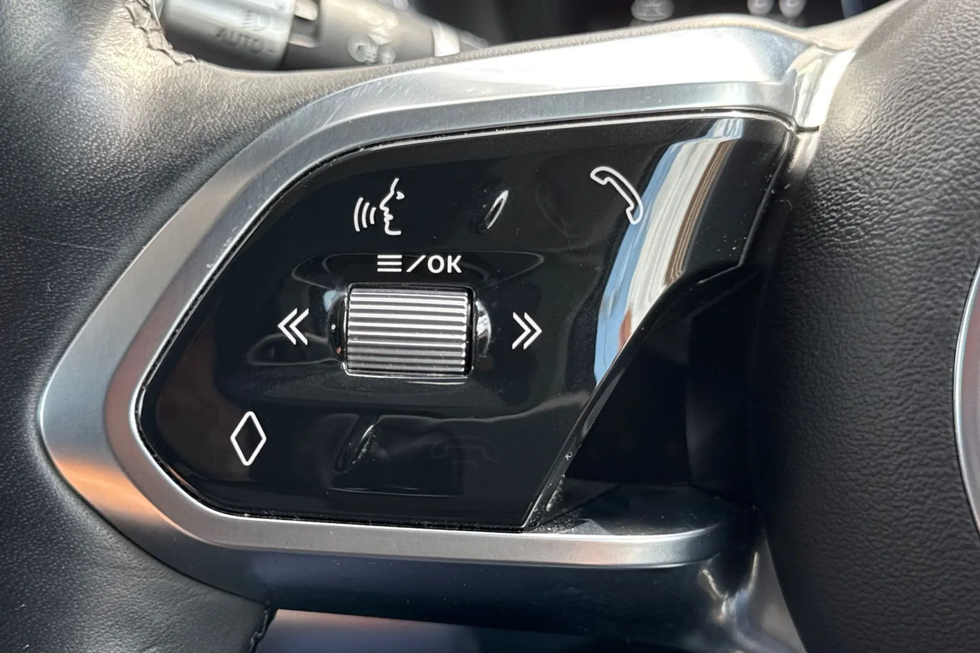 Jaguar I-PACE thumbnail image number 38