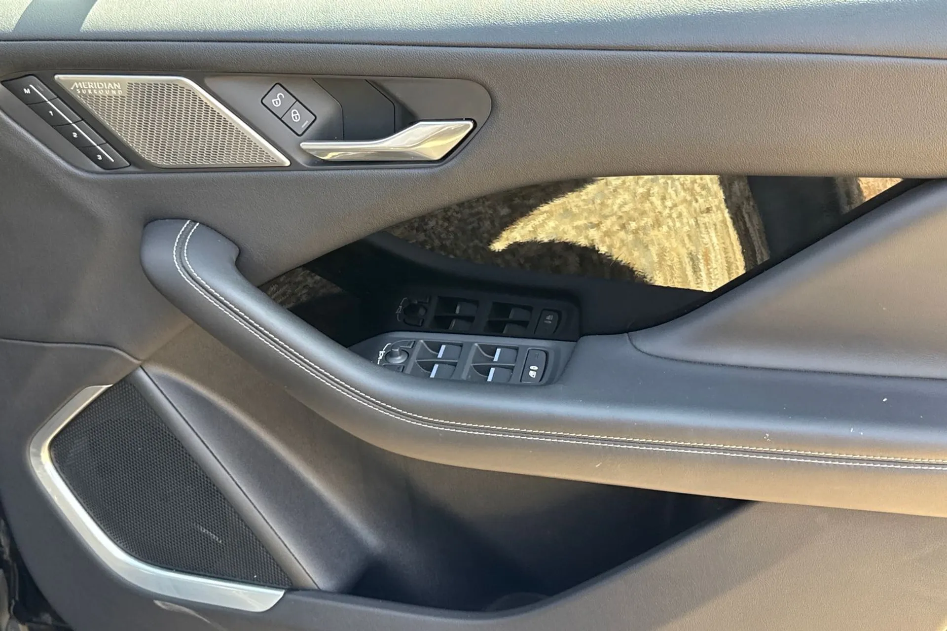 Jaguar I-PACE thumbnail image number 41