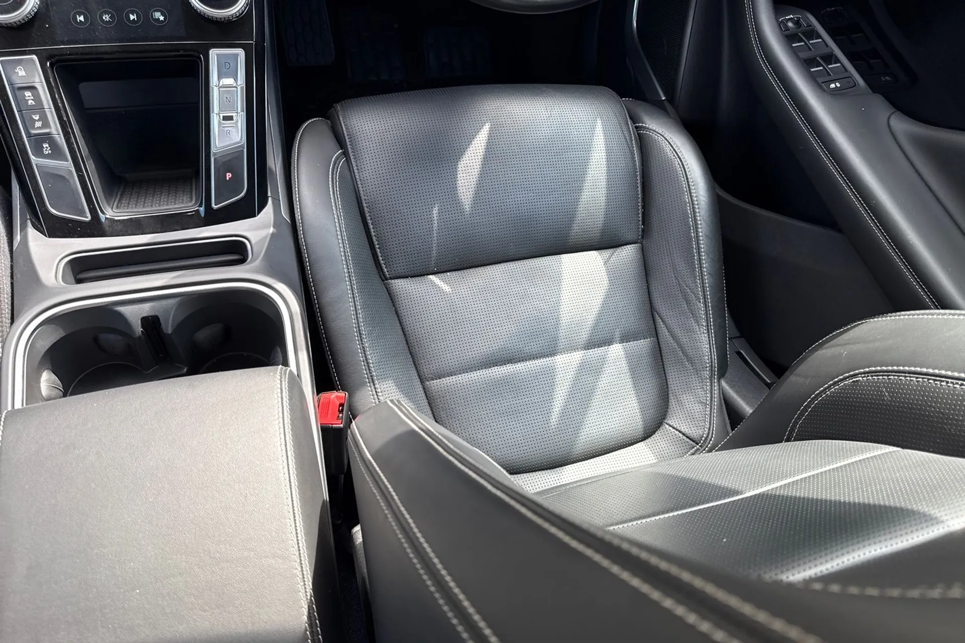 Jaguar I-PACE thumbnail image number 35