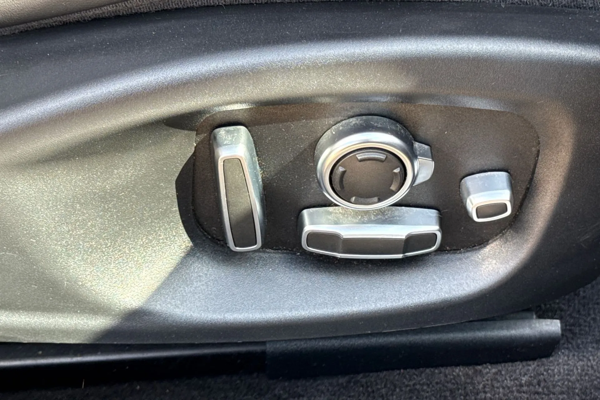 Jaguar I-PACE thumbnail image number 43
