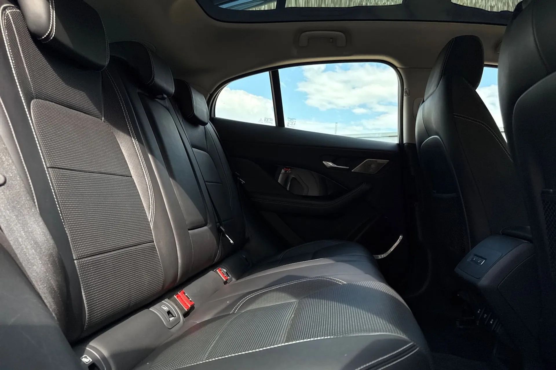 Jaguar I-PACE thumbnail image number 24