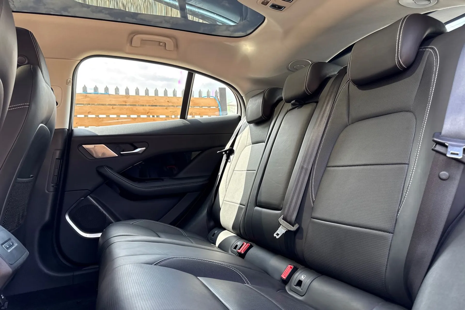 Jaguar I-PACE thumbnail image number 32