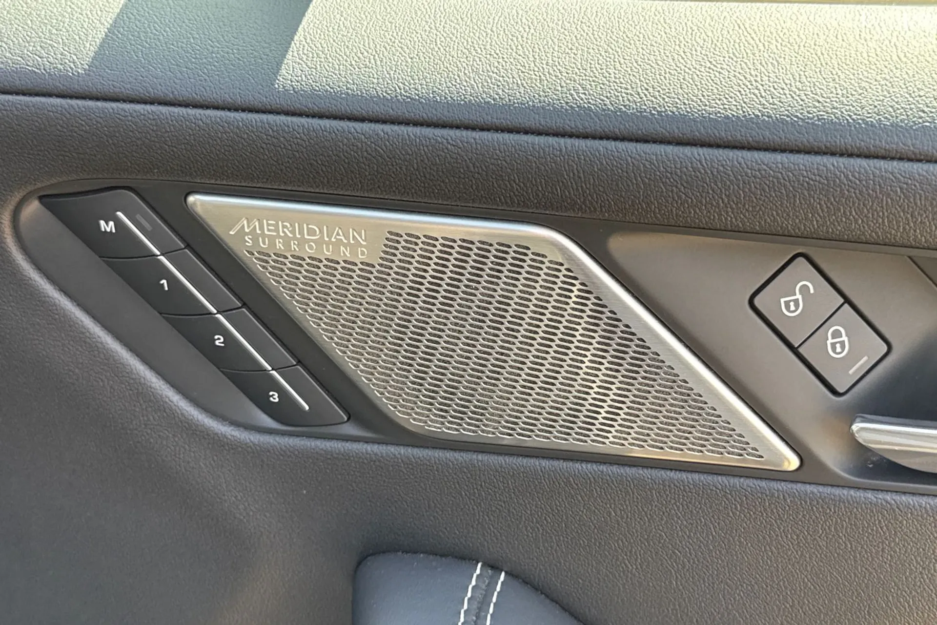Jaguar I-PACE thumbnail image number 44