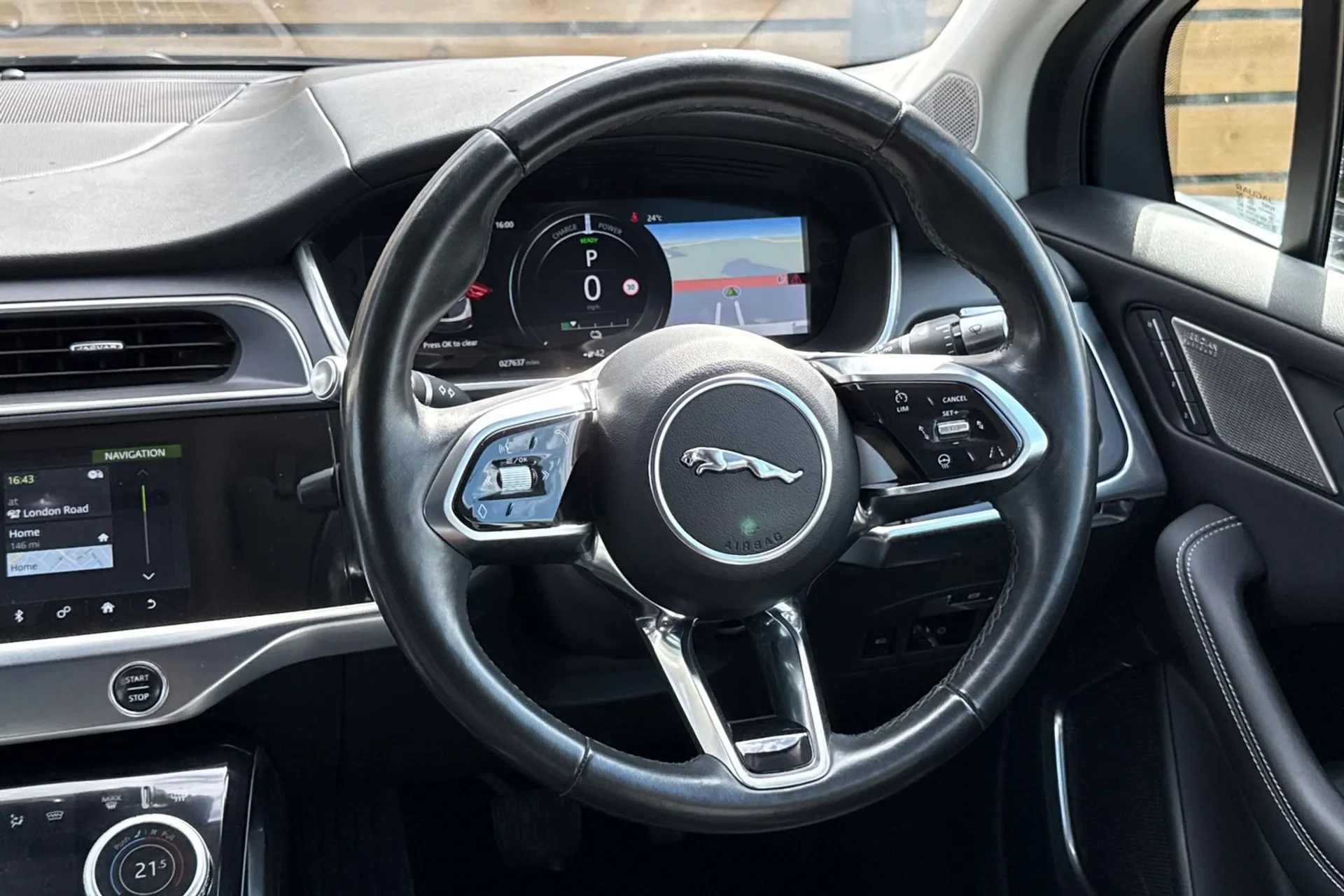 Jaguar I-PACE thumbnail image number 36