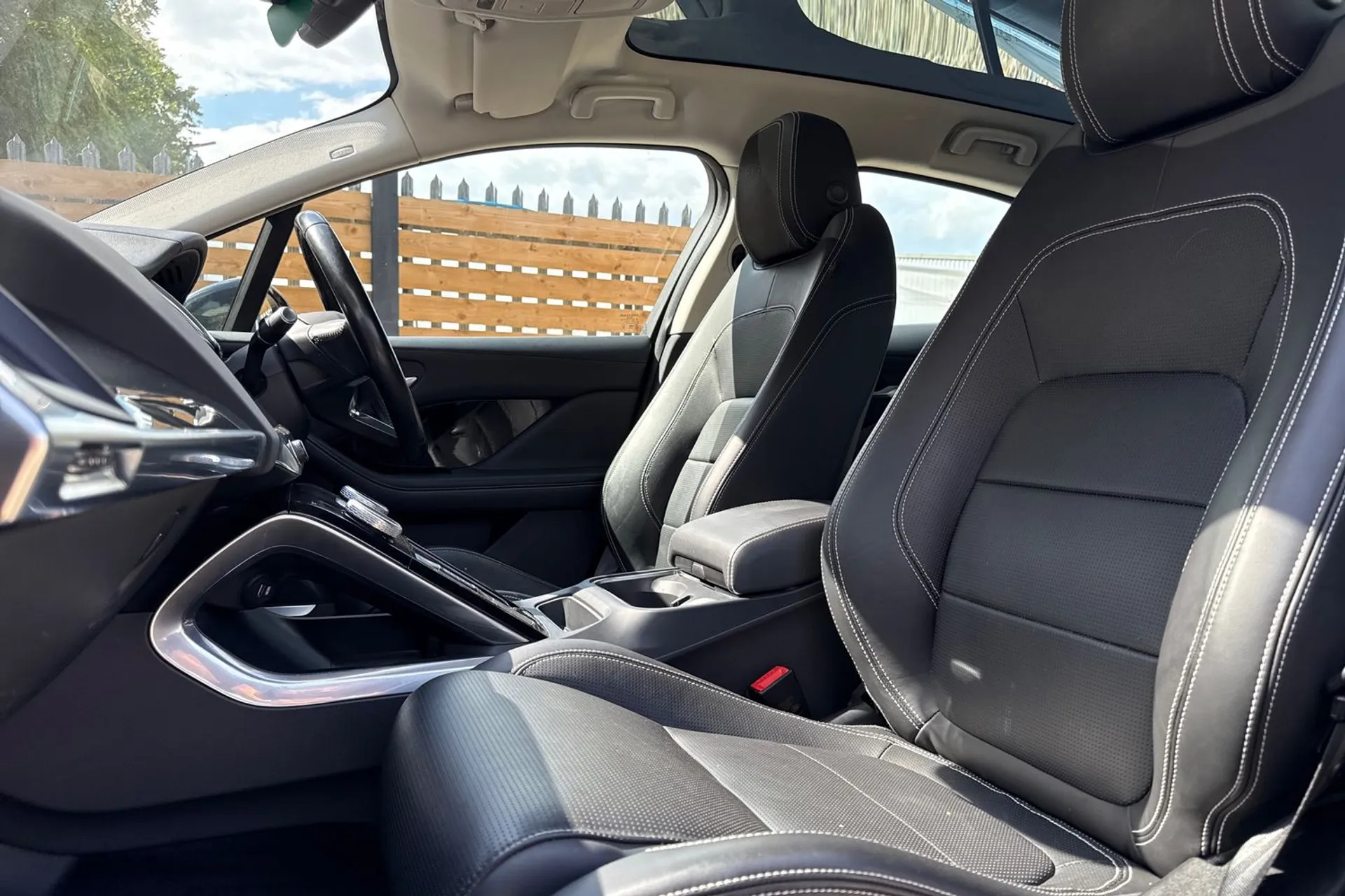 Jaguar I-PACE thumbnail image number 30