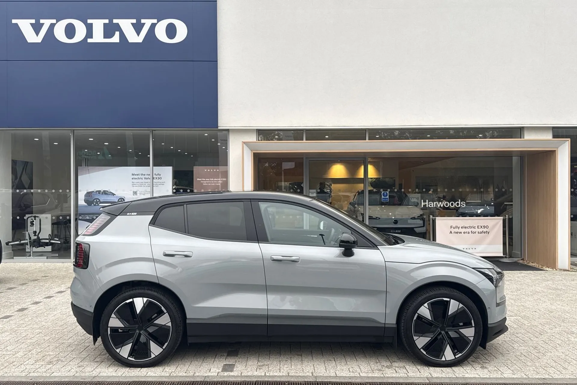 Volvo EX30 thumbnail image number 2