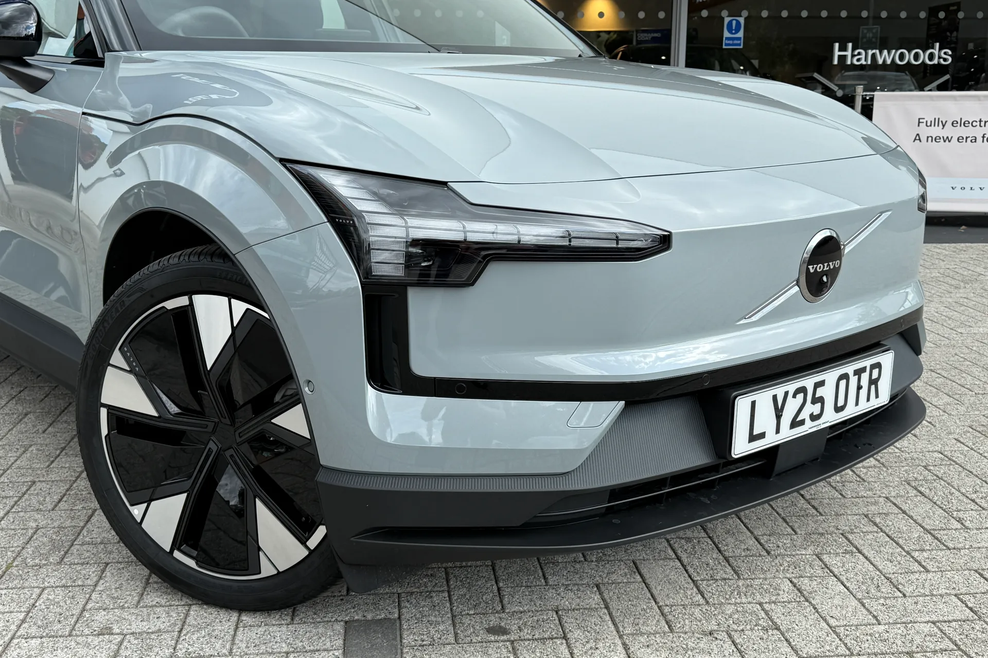 Volvo EX30 thumbnail image number 2