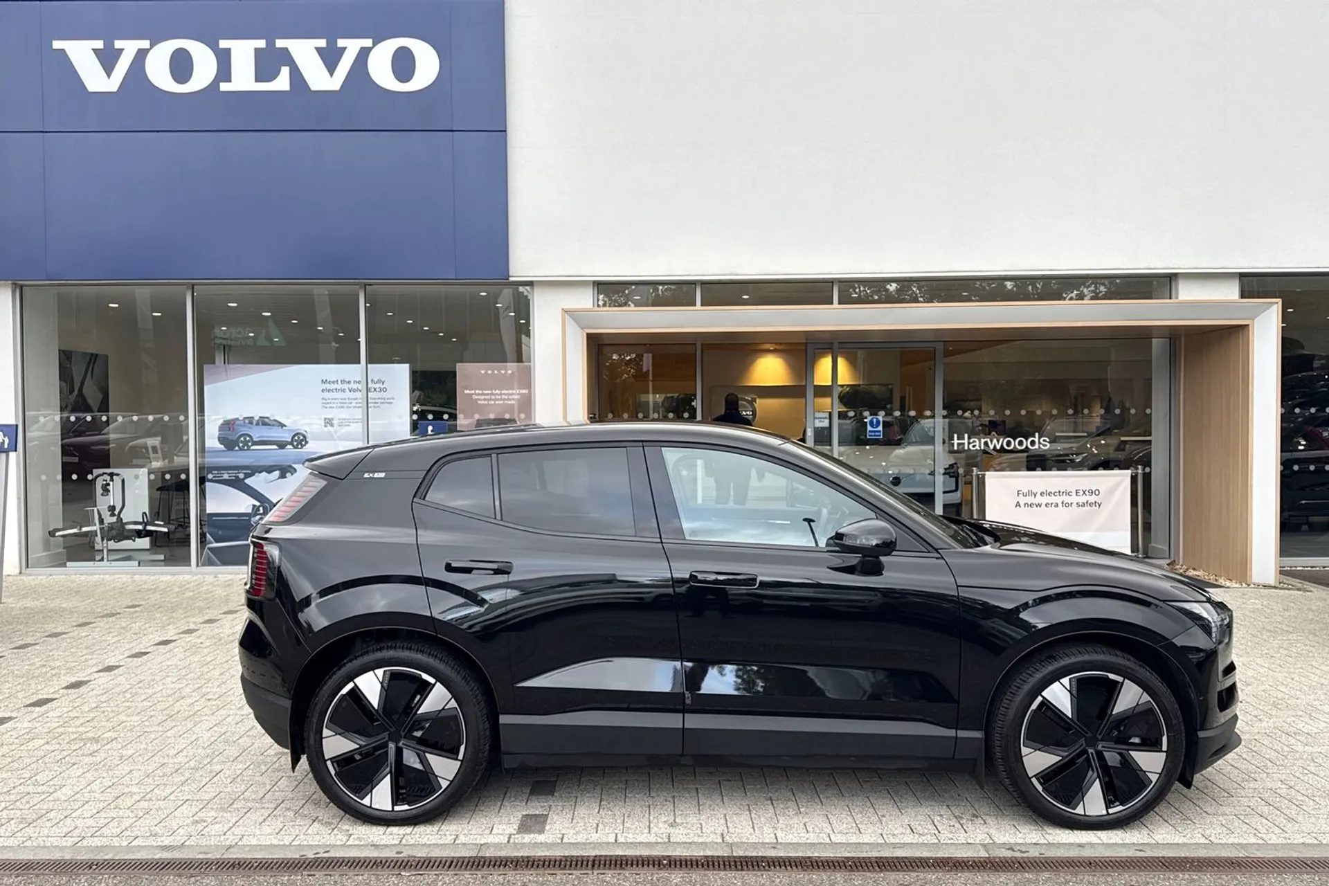 Volvo EX30 thumbnail image number 2