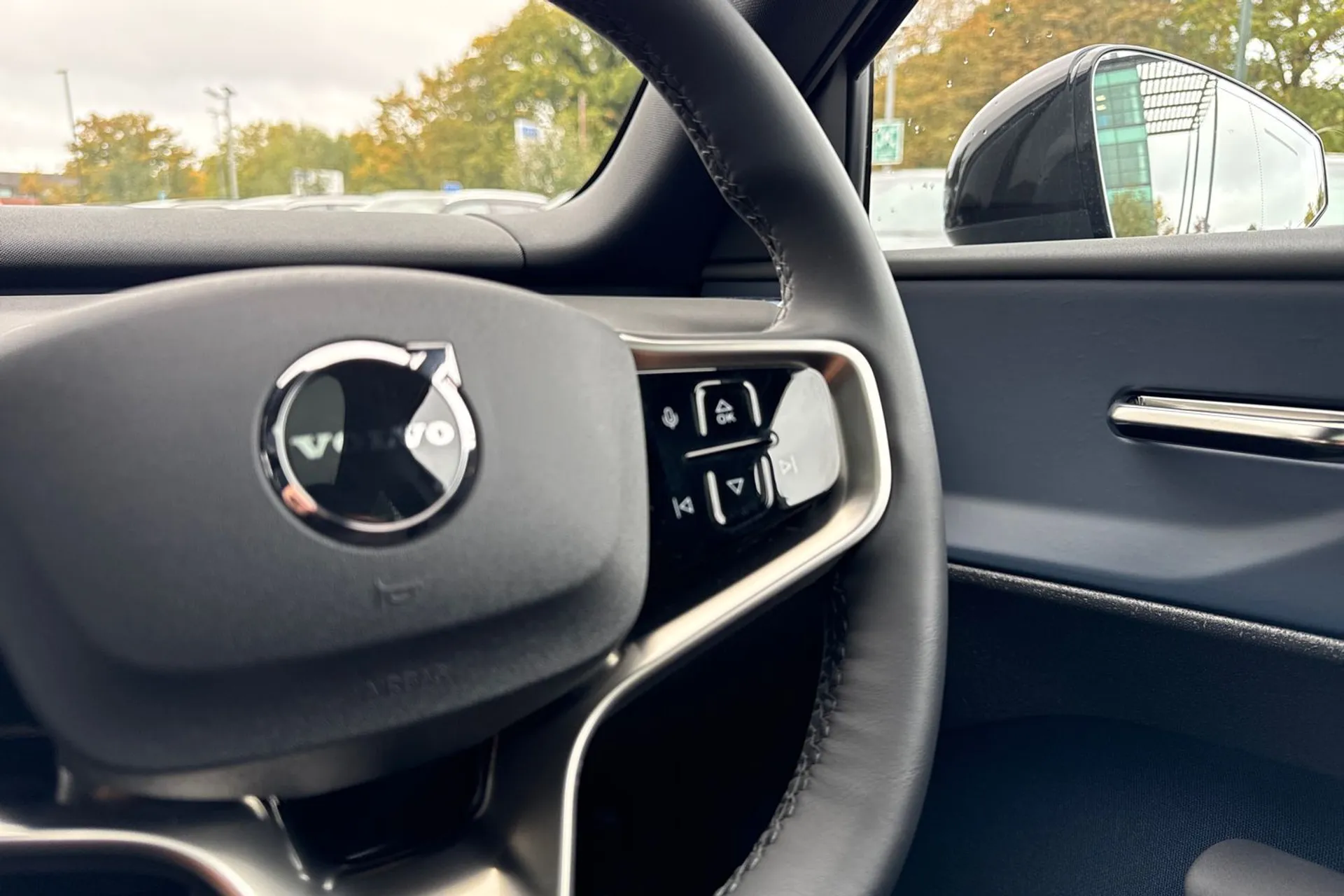 Volvo EX30 thumbnail image number 36