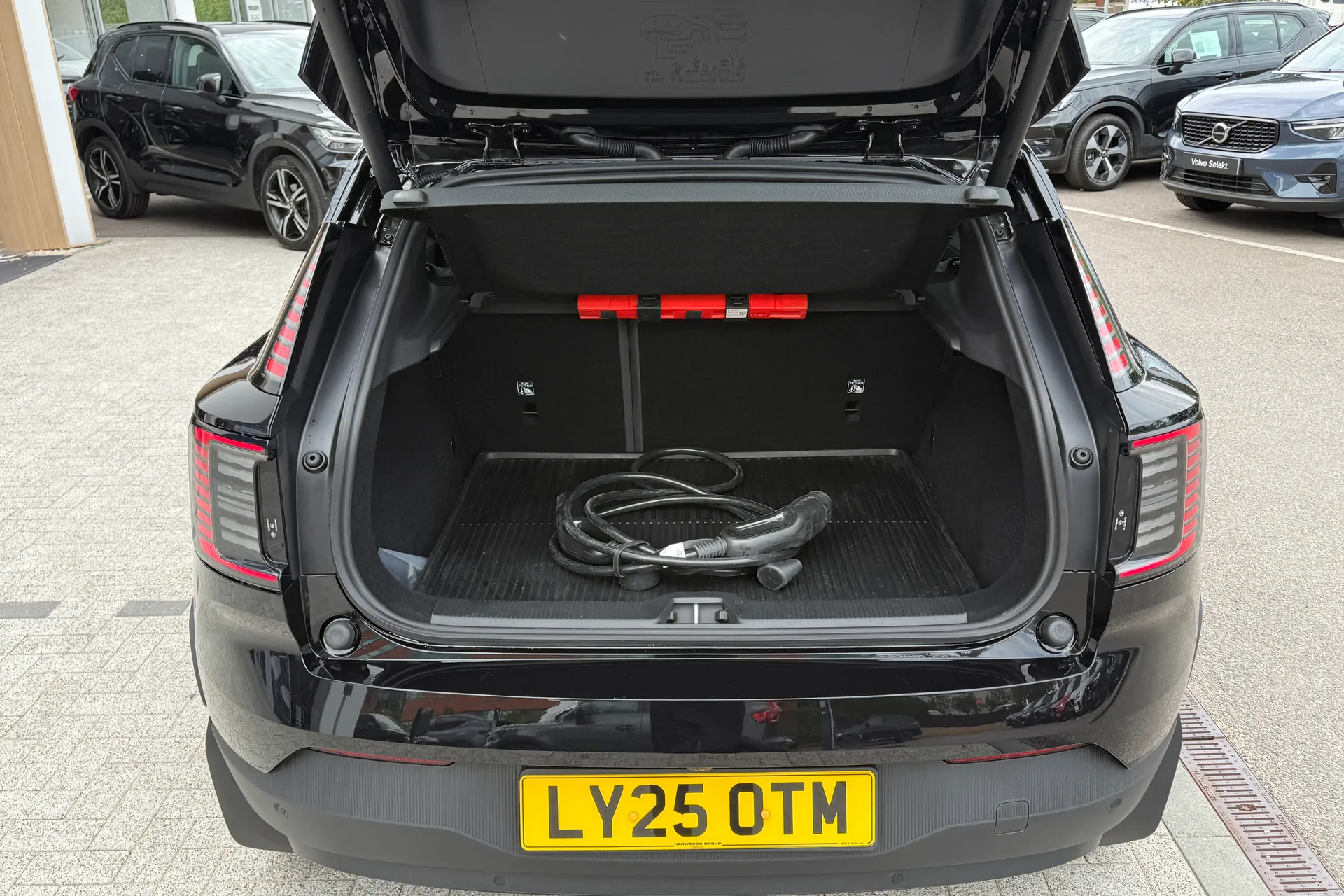 Volvo EX30 thumbnail image number 19