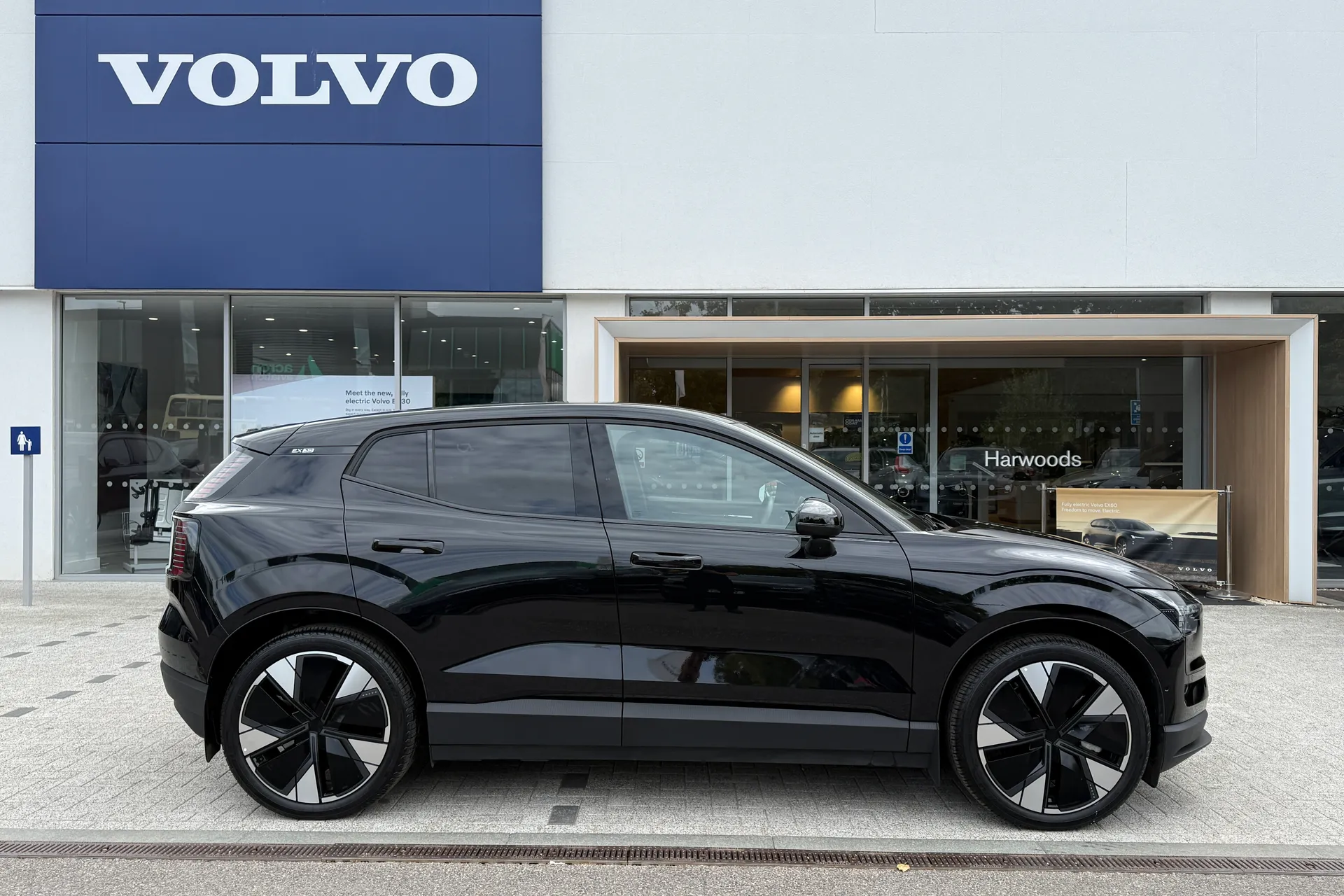 Volvo EX30 thumbnail image number 2