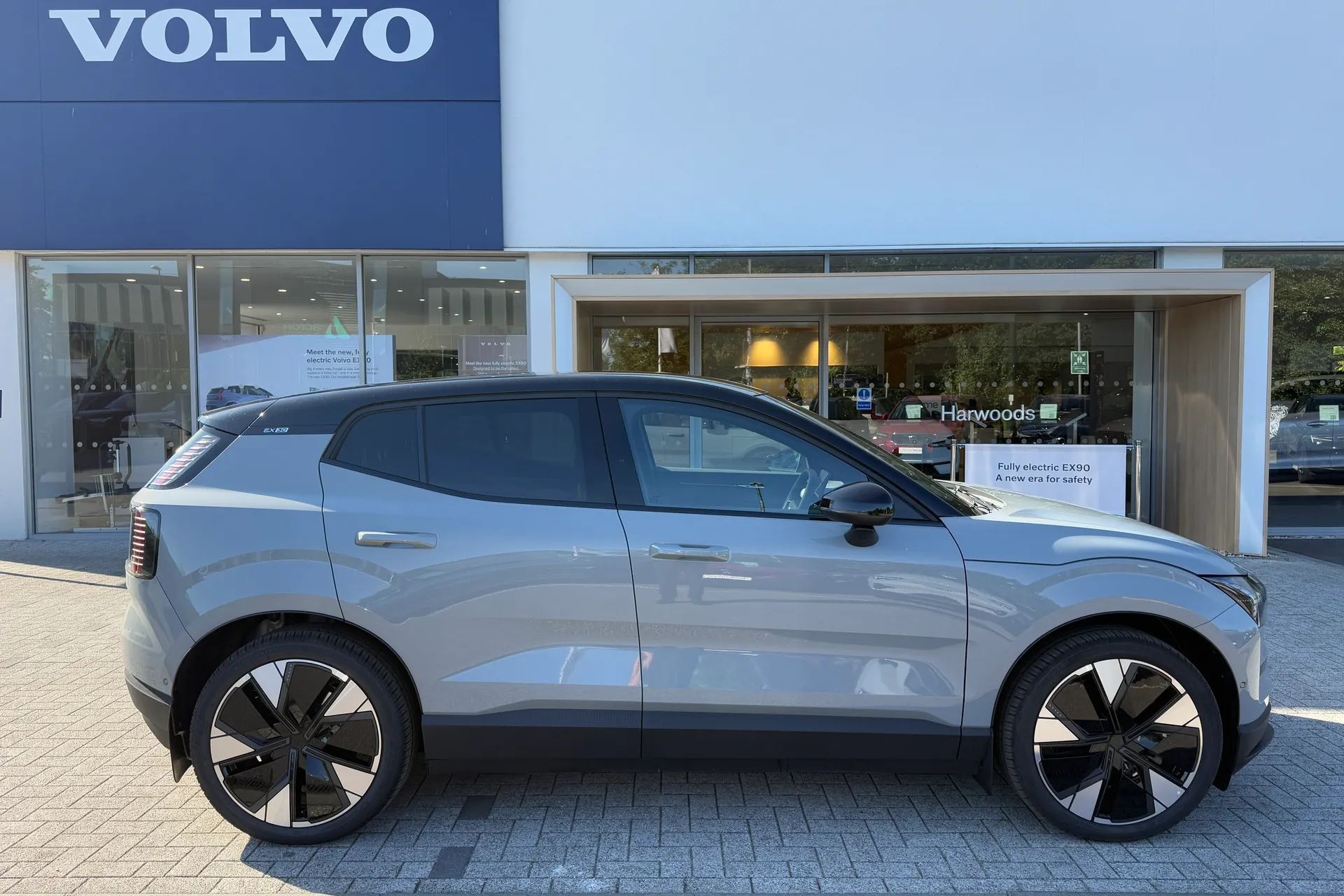 Volvo EX30 thumbnail image number 2