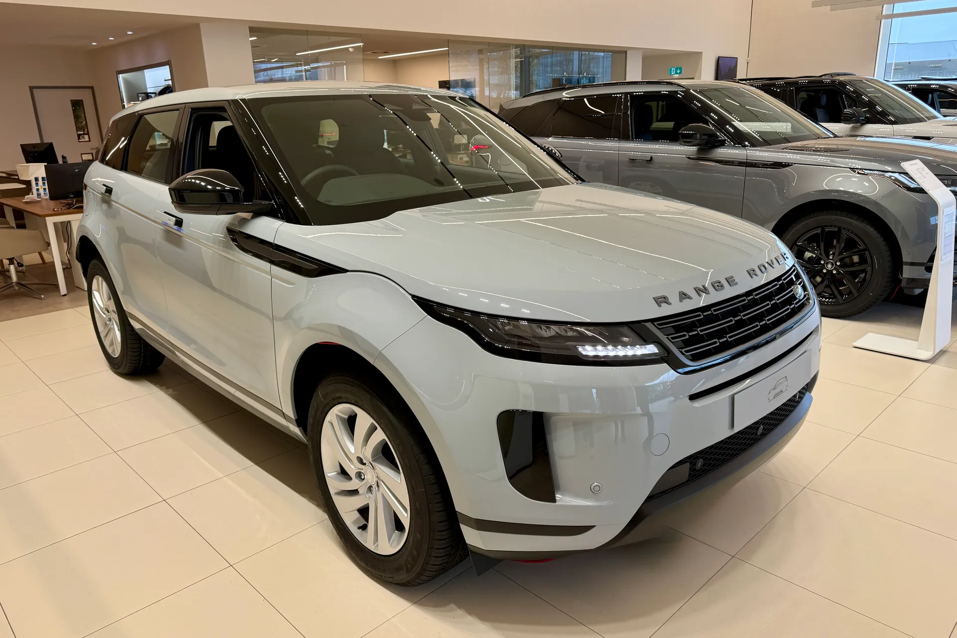 LAND ROVER RANGE ROVER EVOQUE focused image
