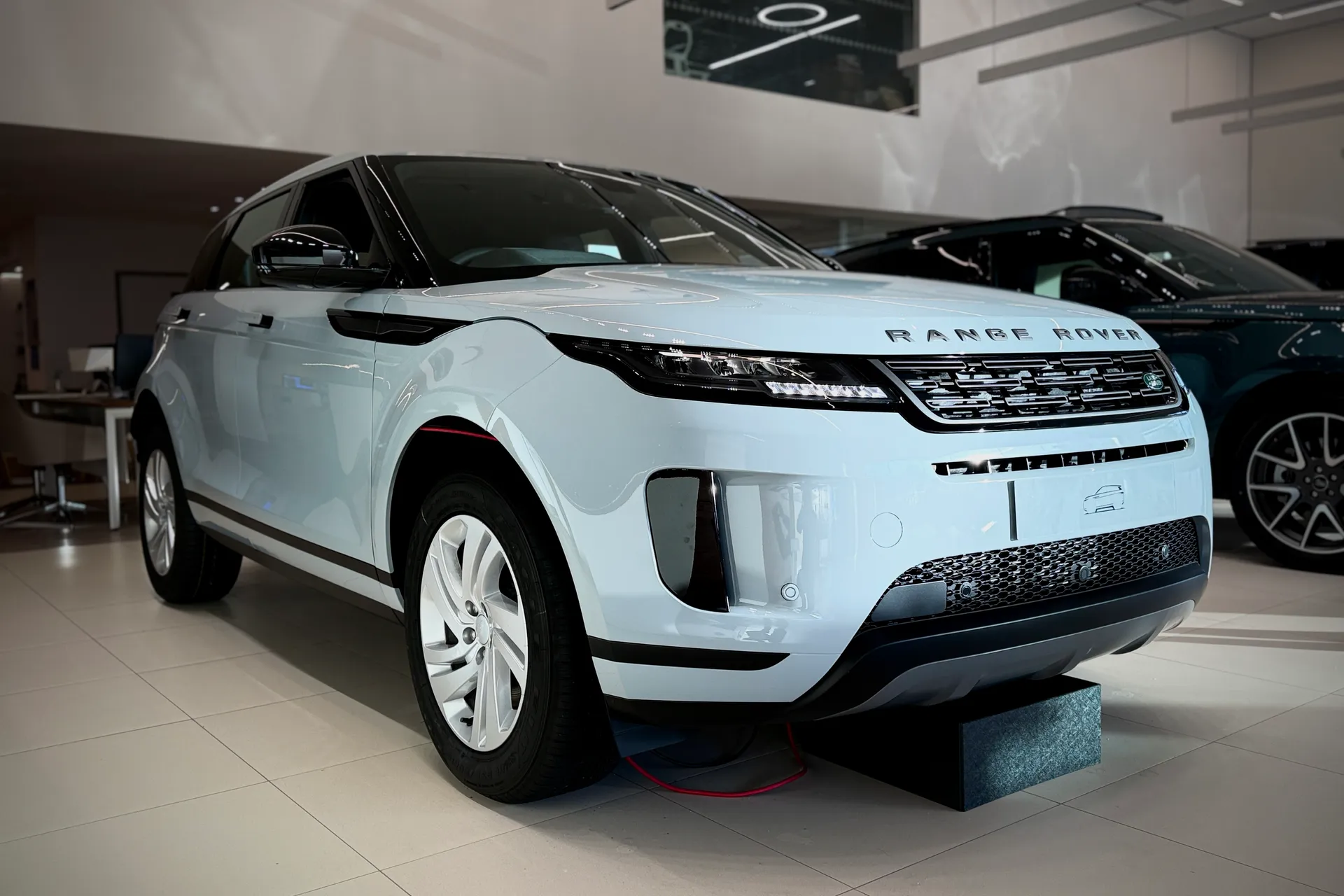 LAND ROVER RANGE ROVER EVOQUE focused image