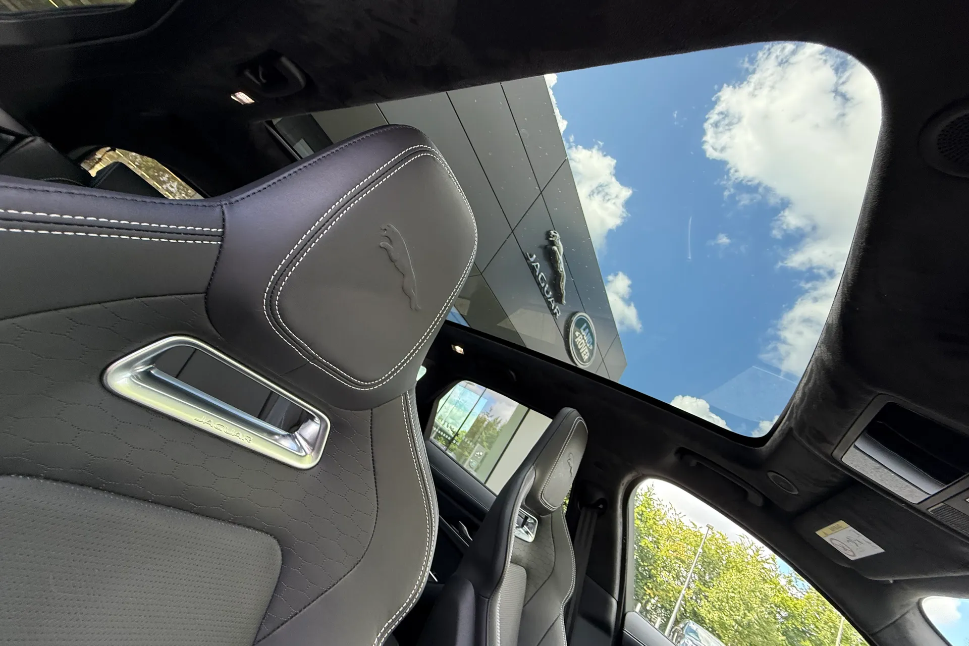 Jaguar F-PACE thumbnail image number 36