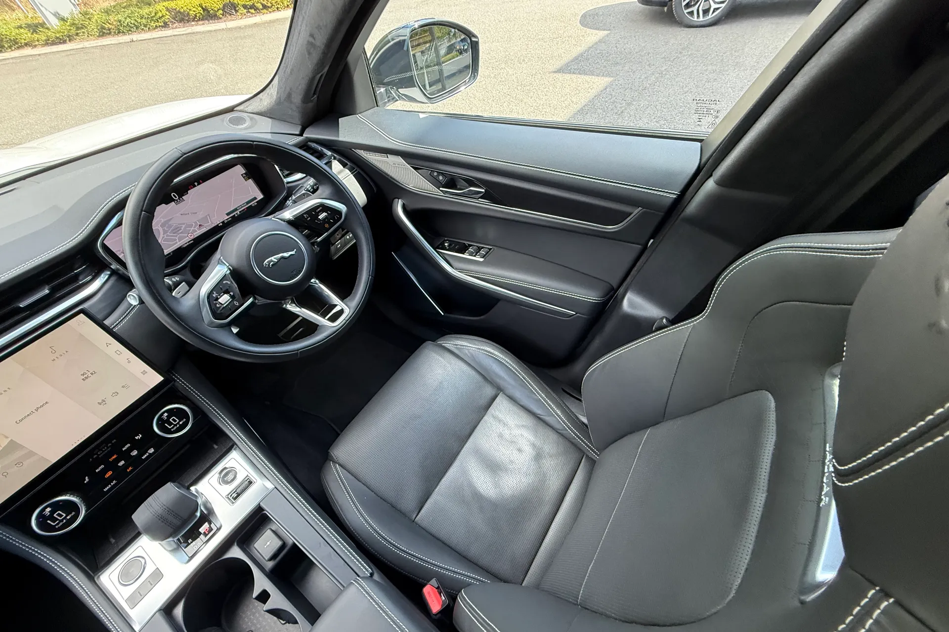 Jaguar F-PACE thumbnail image number 14