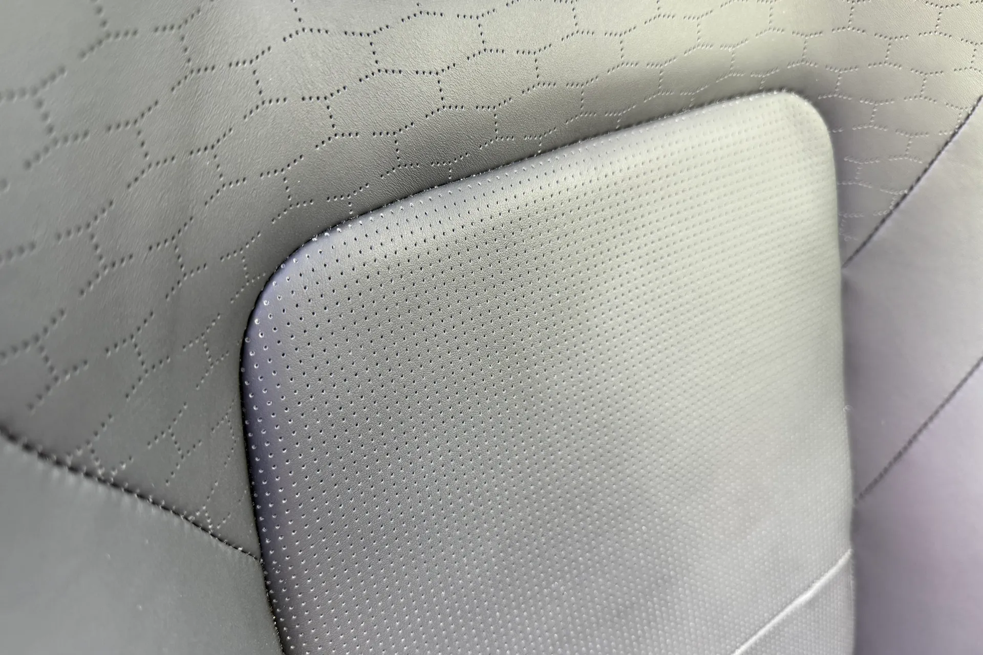 Jaguar F-PACE thumbnail image number 35