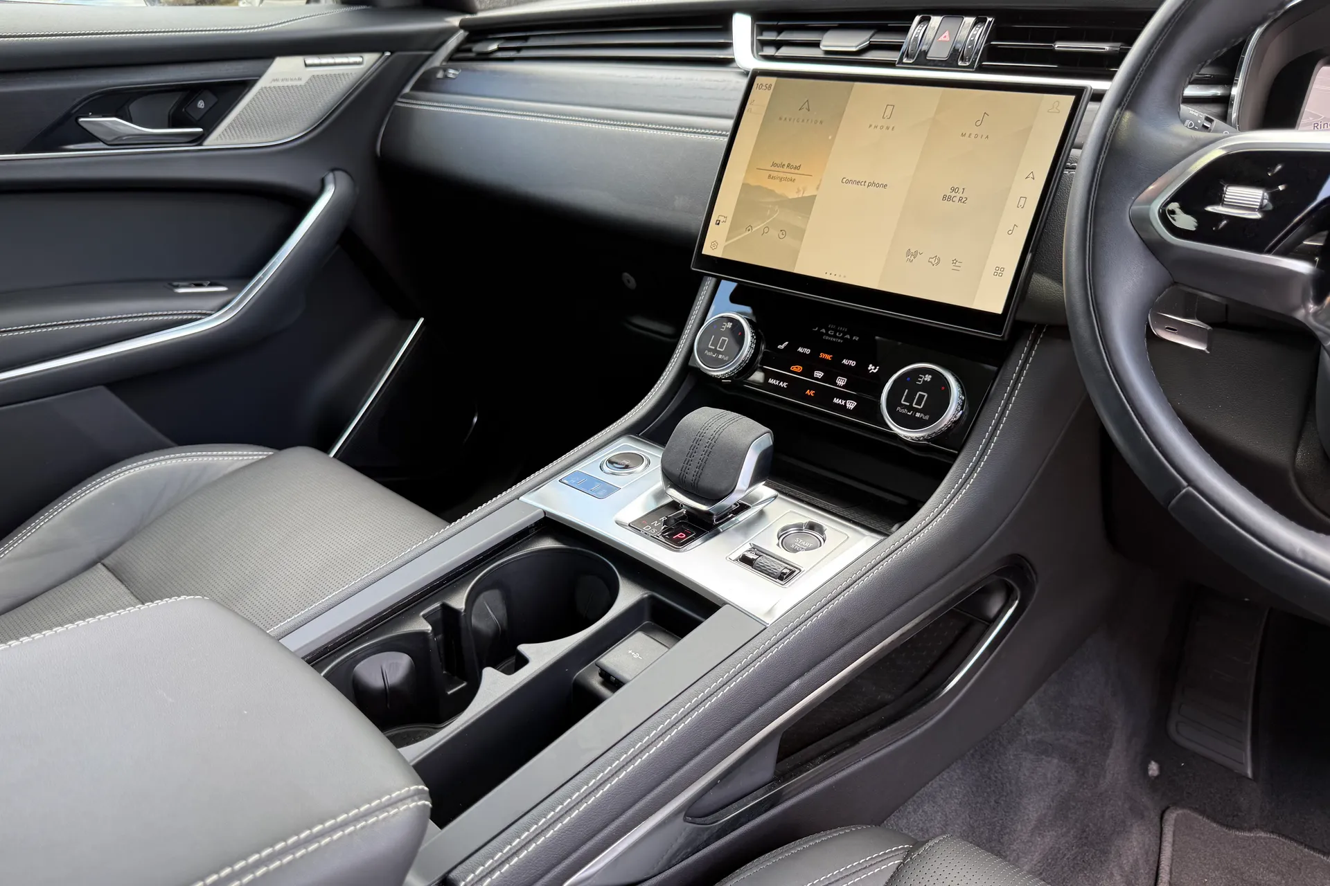 Jaguar F-PACE thumbnail image number 19