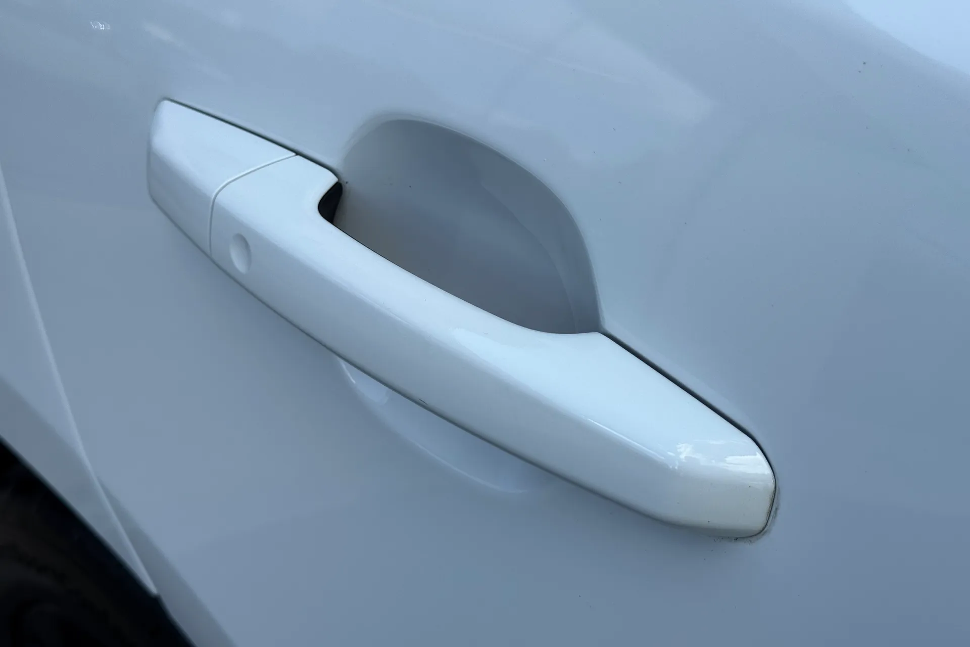 Jaguar F-PACE thumbnail image number 38