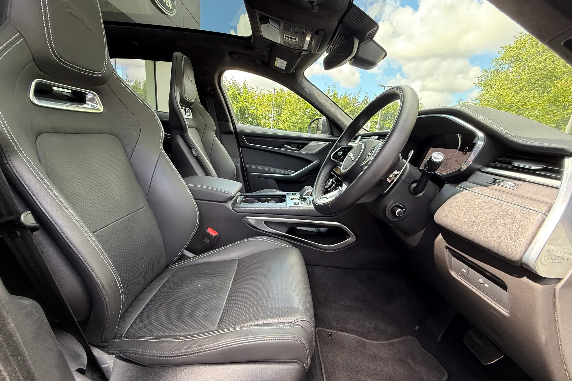 Jaguar F-PACE thumbnail image number 9
