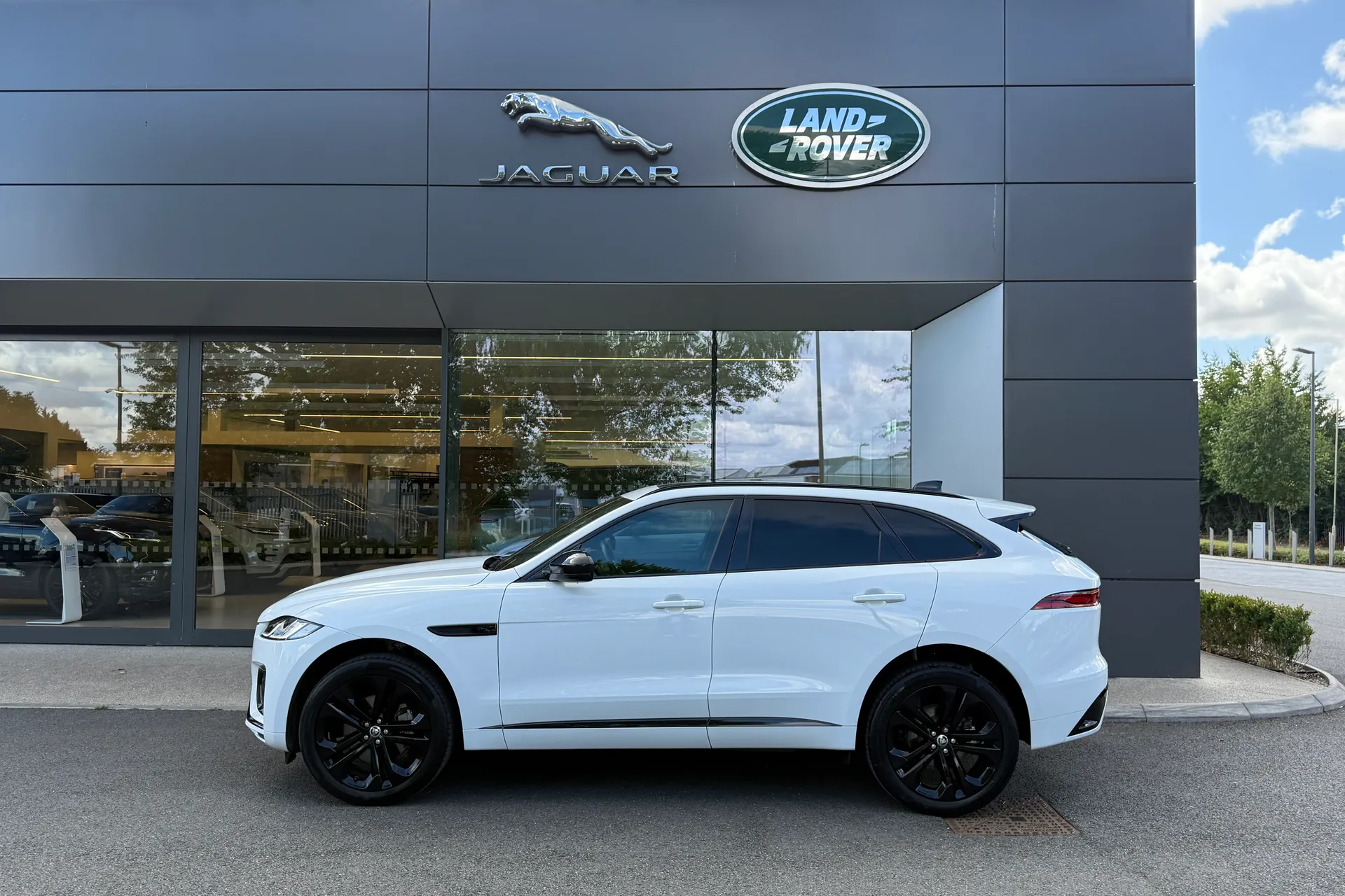 Jaguar F-PACE thumbnail image number 27