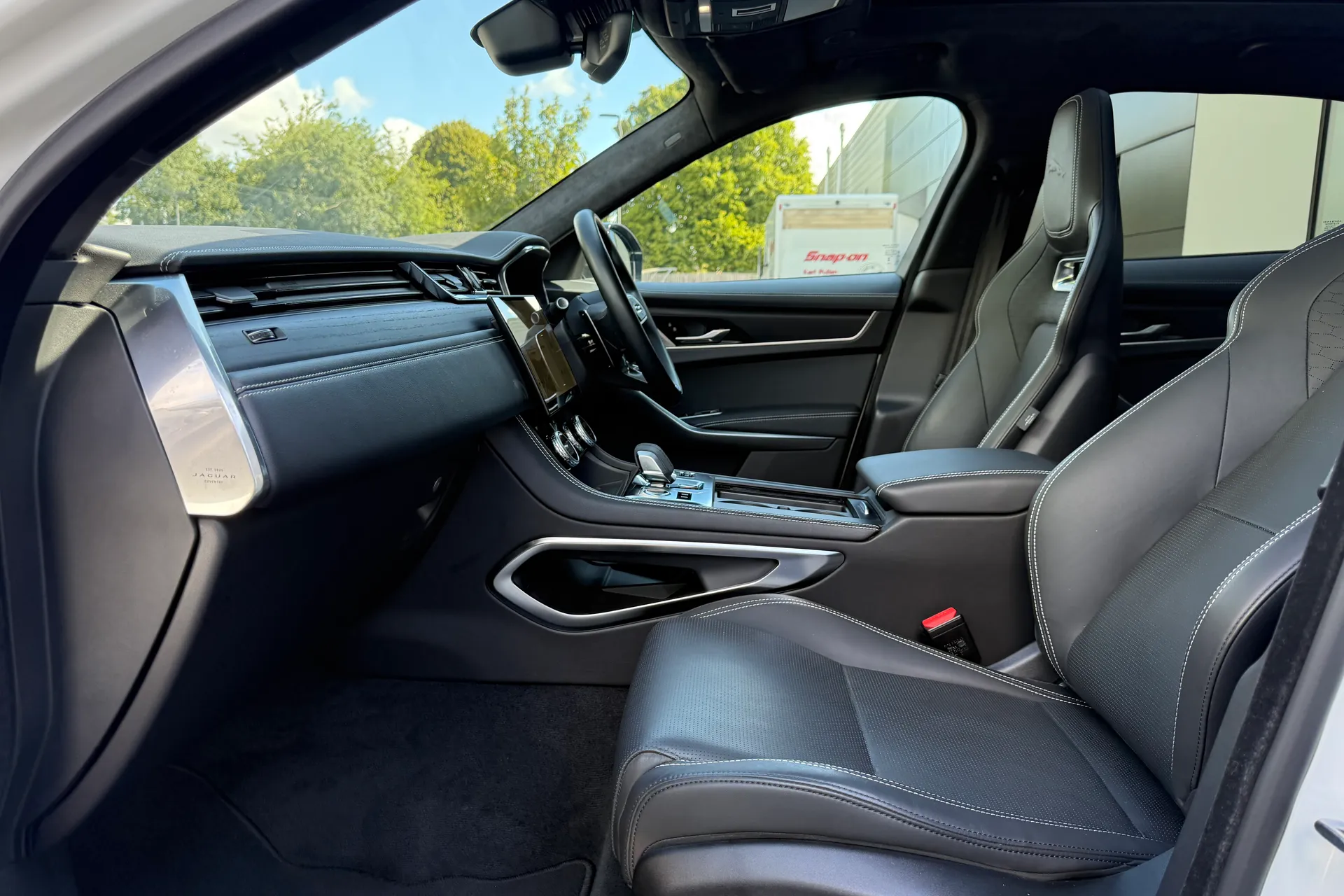 Jaguar F-PACE thumbnail image number 10