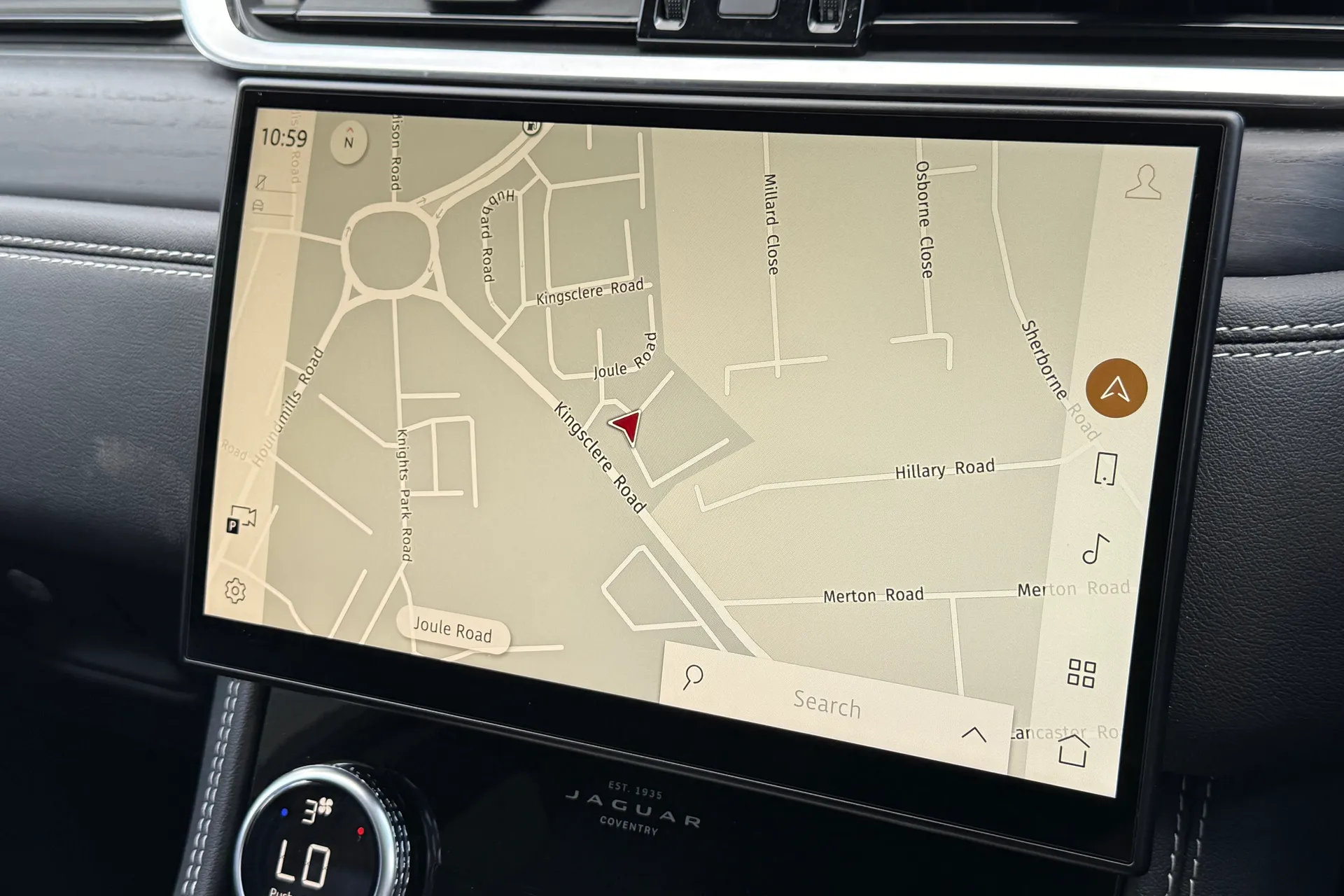 Jaguar F-PACE thumbnail image number 30