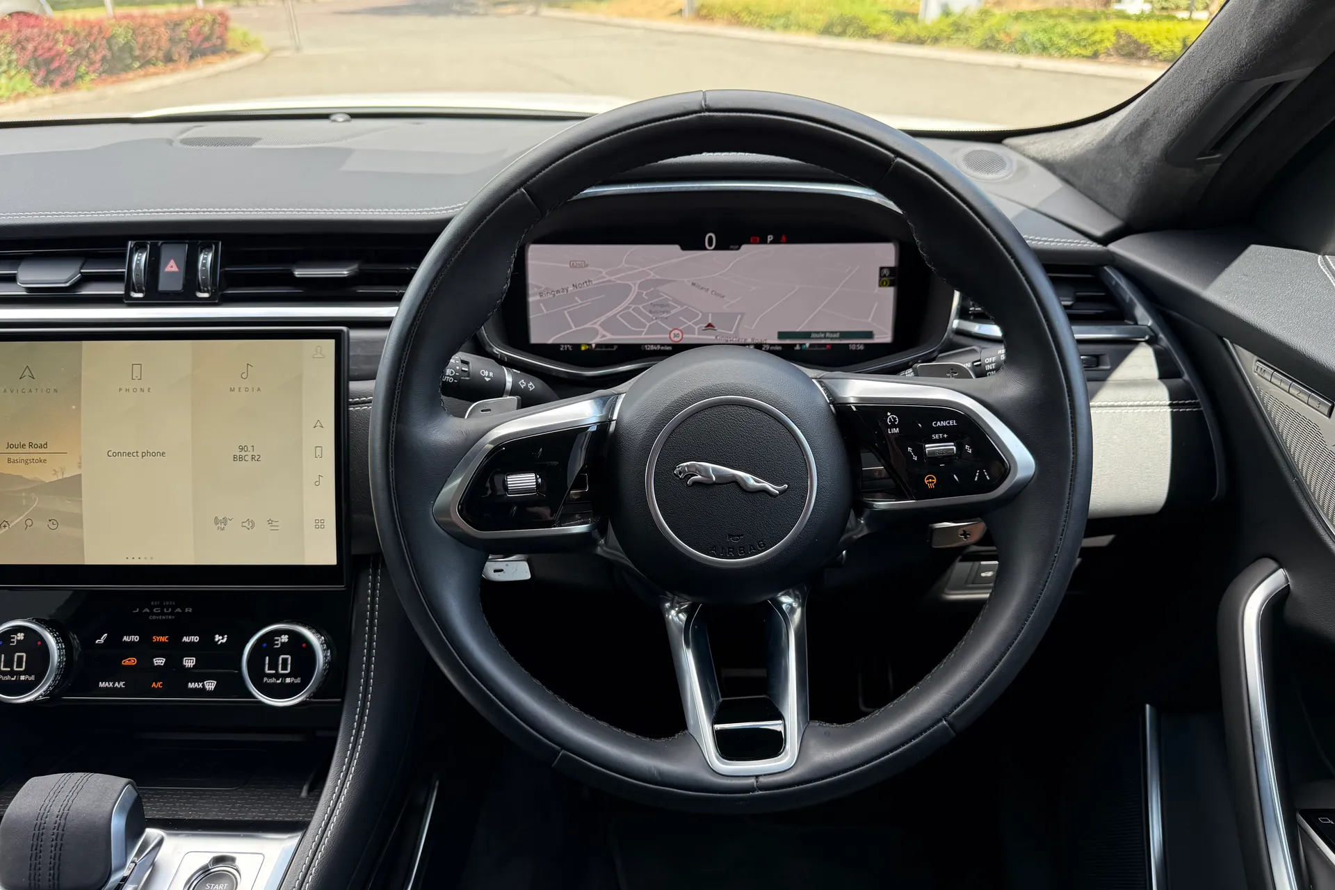 Jaguar F-PACE thumbnail image number 12