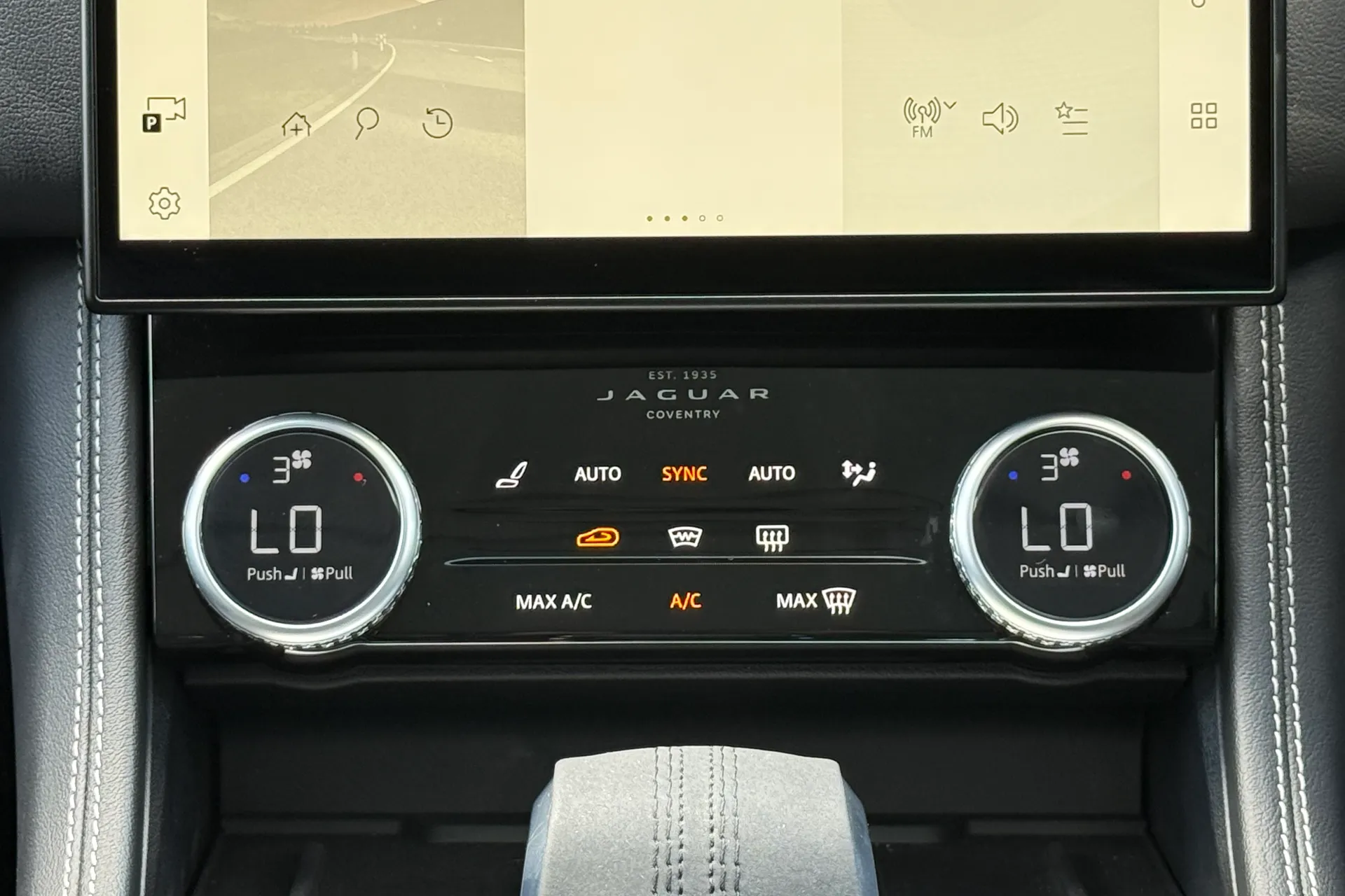 Jaguar F-PACE thumbnail image number 16