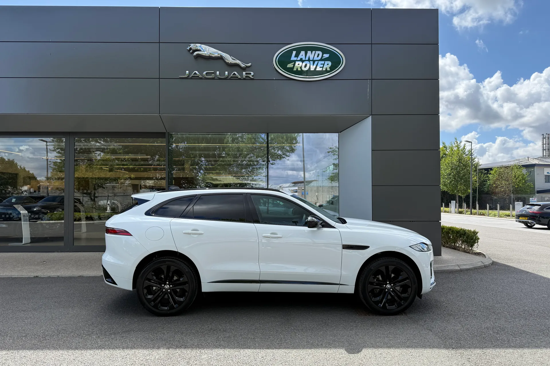 Jaguar F-PACE thumbnail image number 2