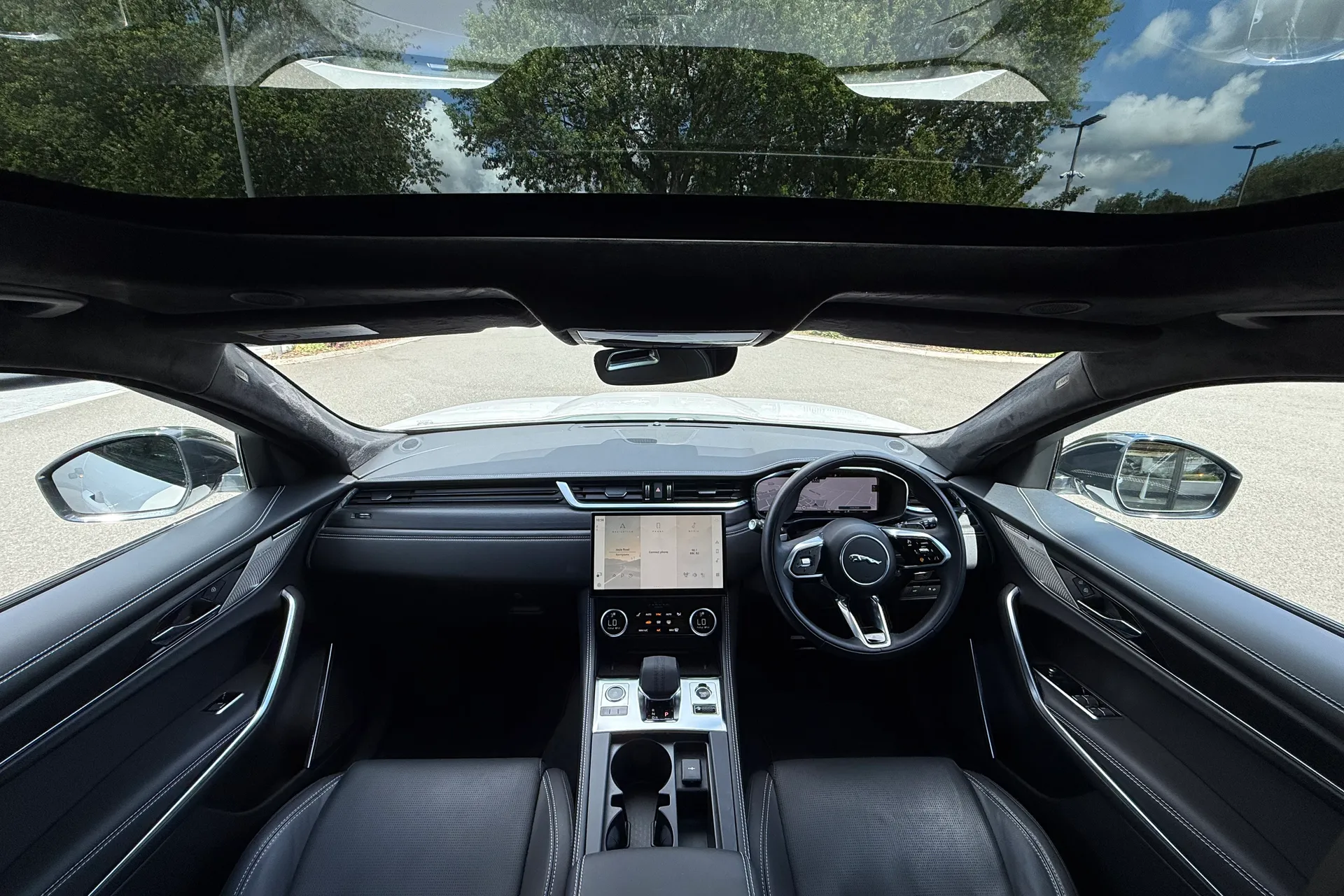 Jaguar F-PACE thumbnail image number 3