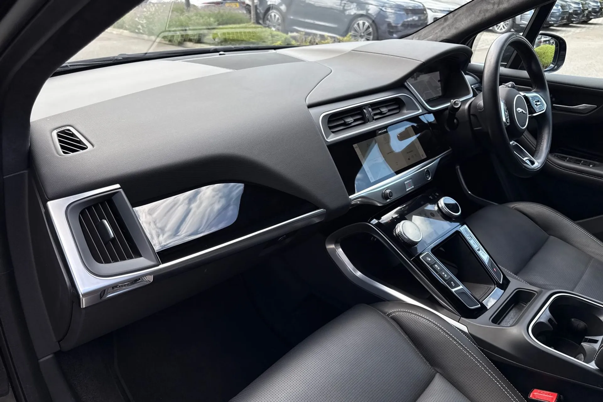 Jaguar I-PACE thumbnail image number 40