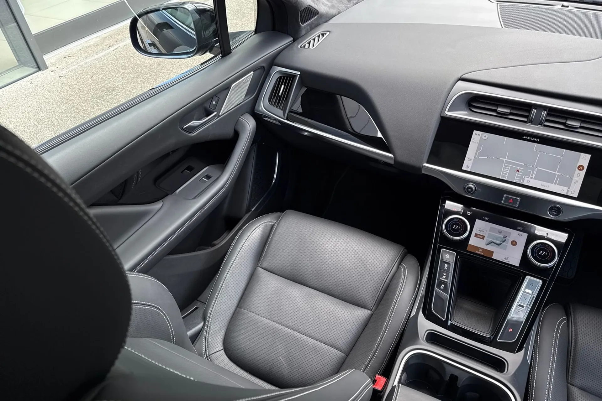 Jaguar I-PACE thumbnail image number 21