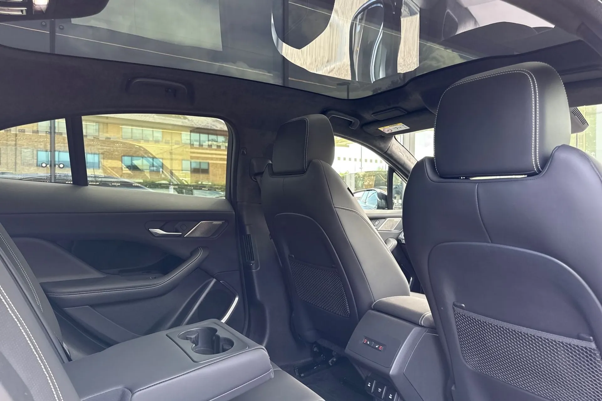 Jaguar I-PACE thumbnail image number 32