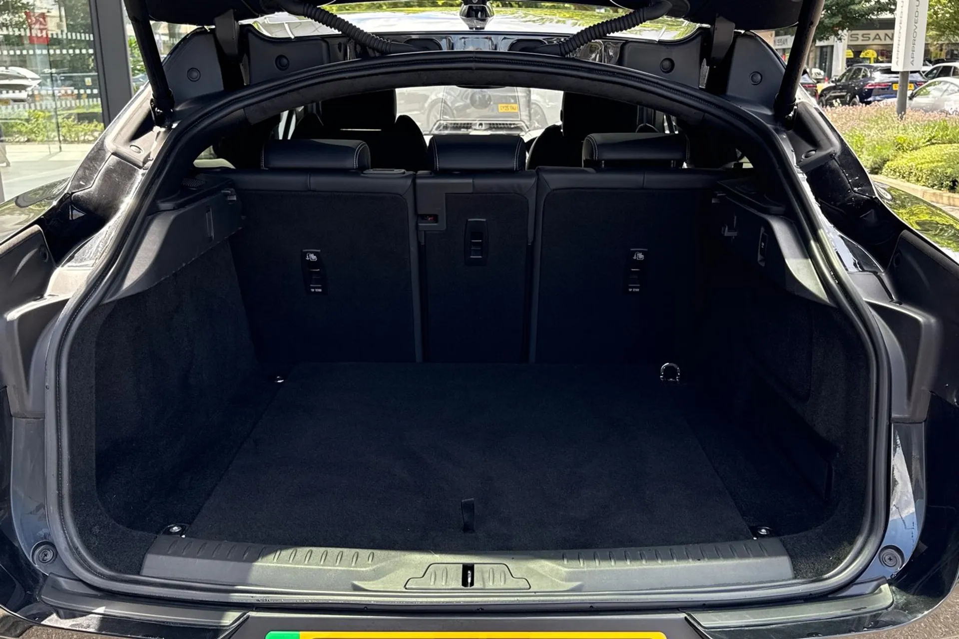 Jaguar I-PACE thumbnail image number 28