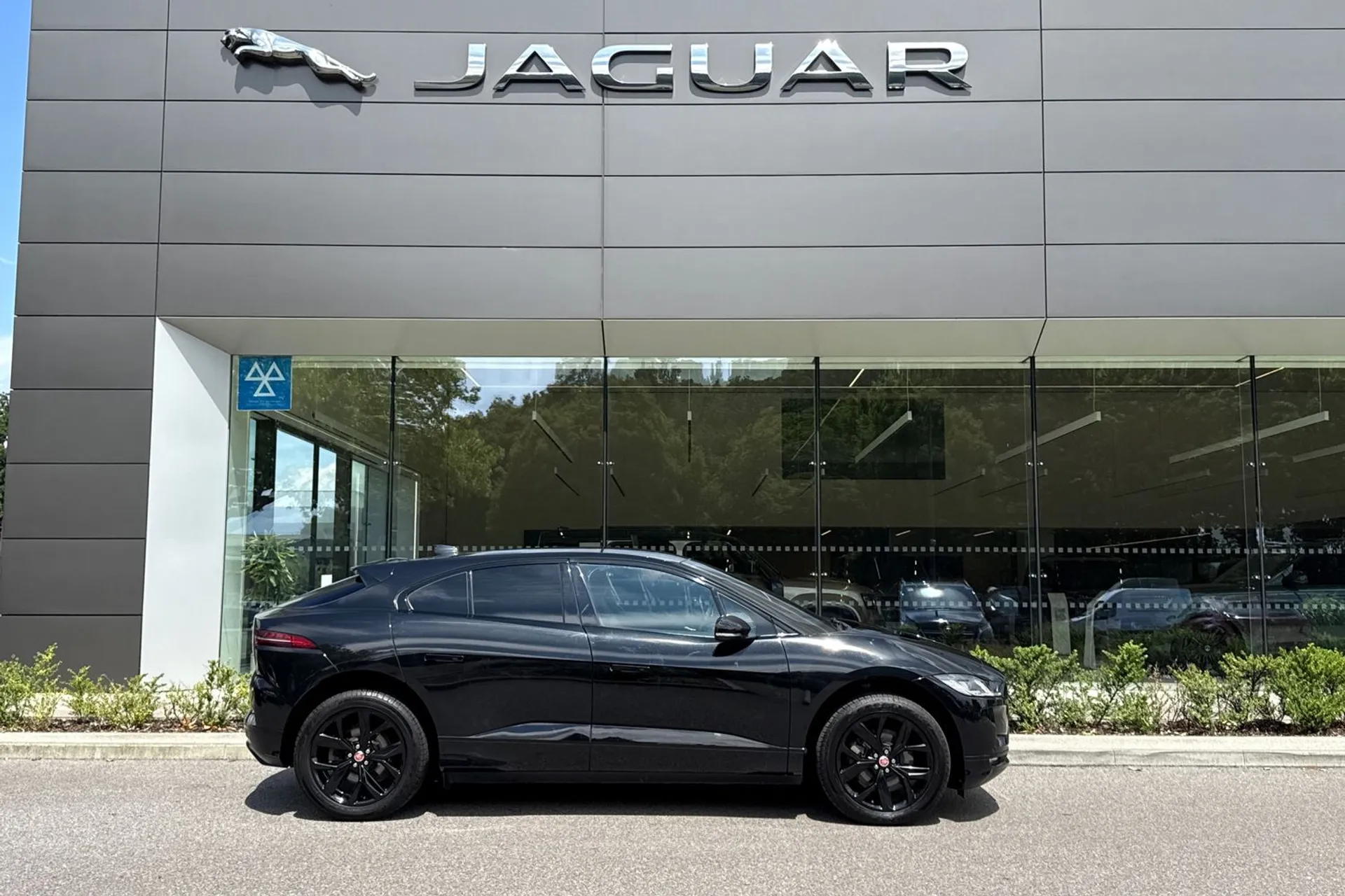 Jaguar I-PACE thumbnail image number 2