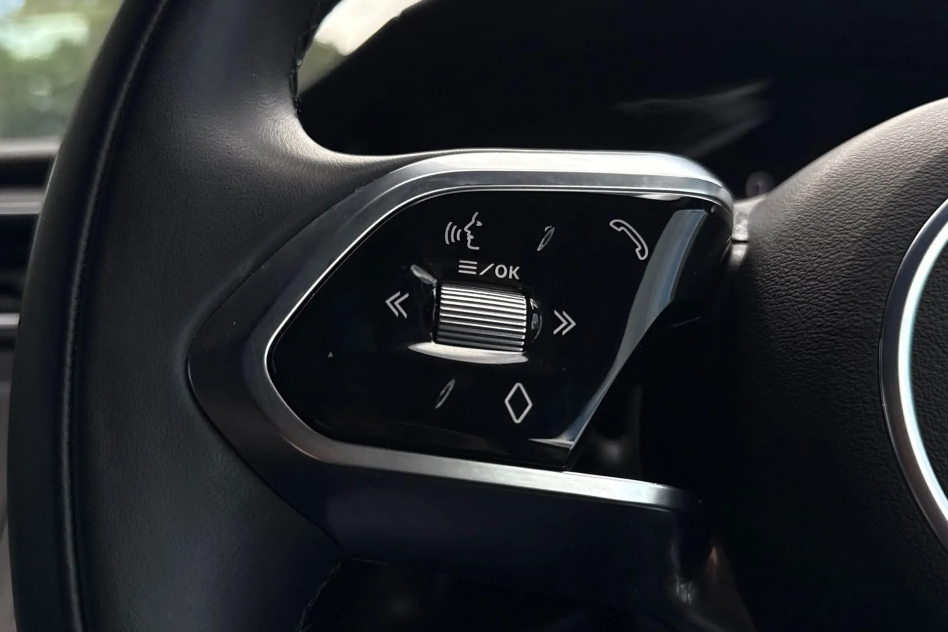 Jaguar I-PACE thumbnail image number 43