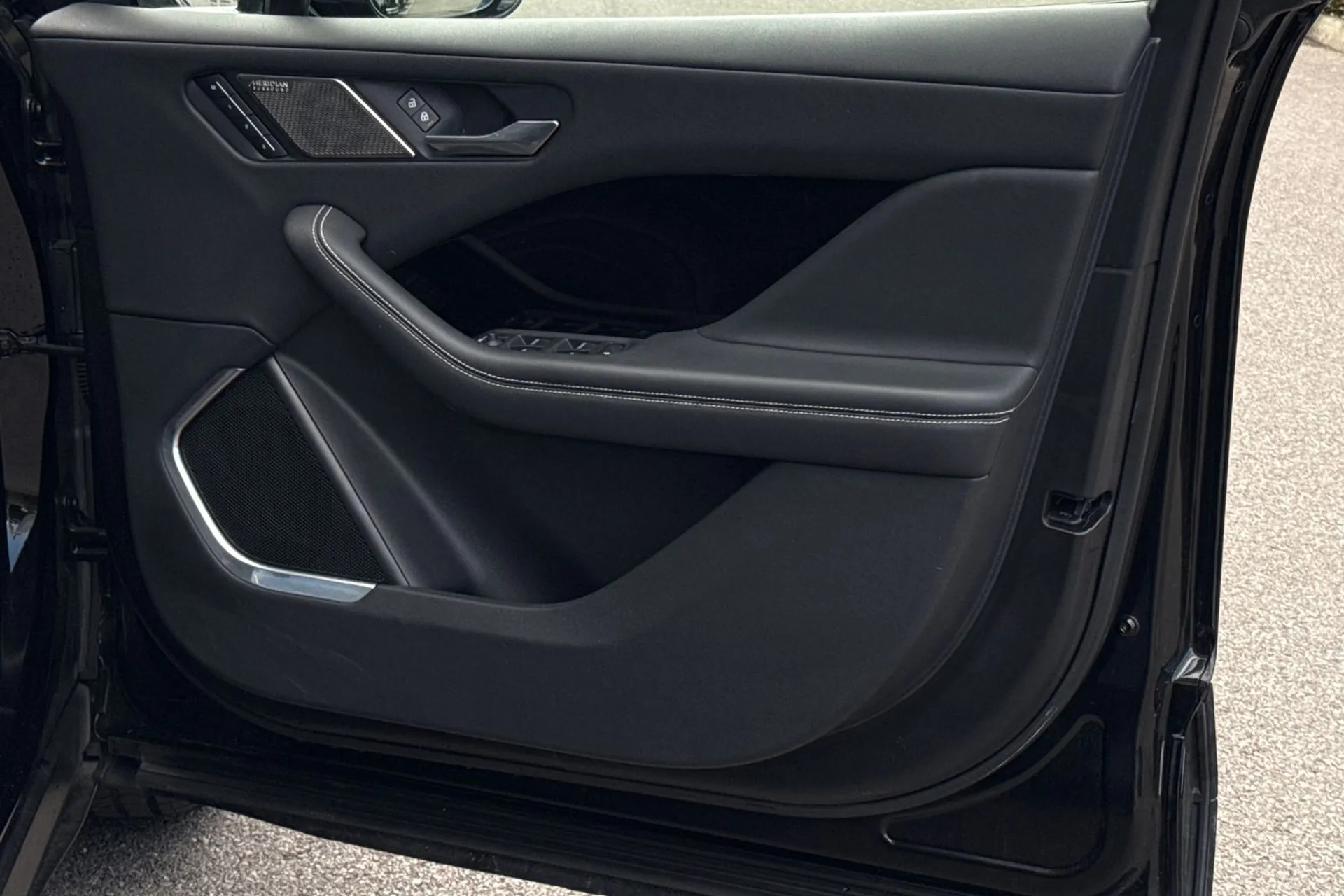 Jaguar I-PACE thumbnail image number 52
