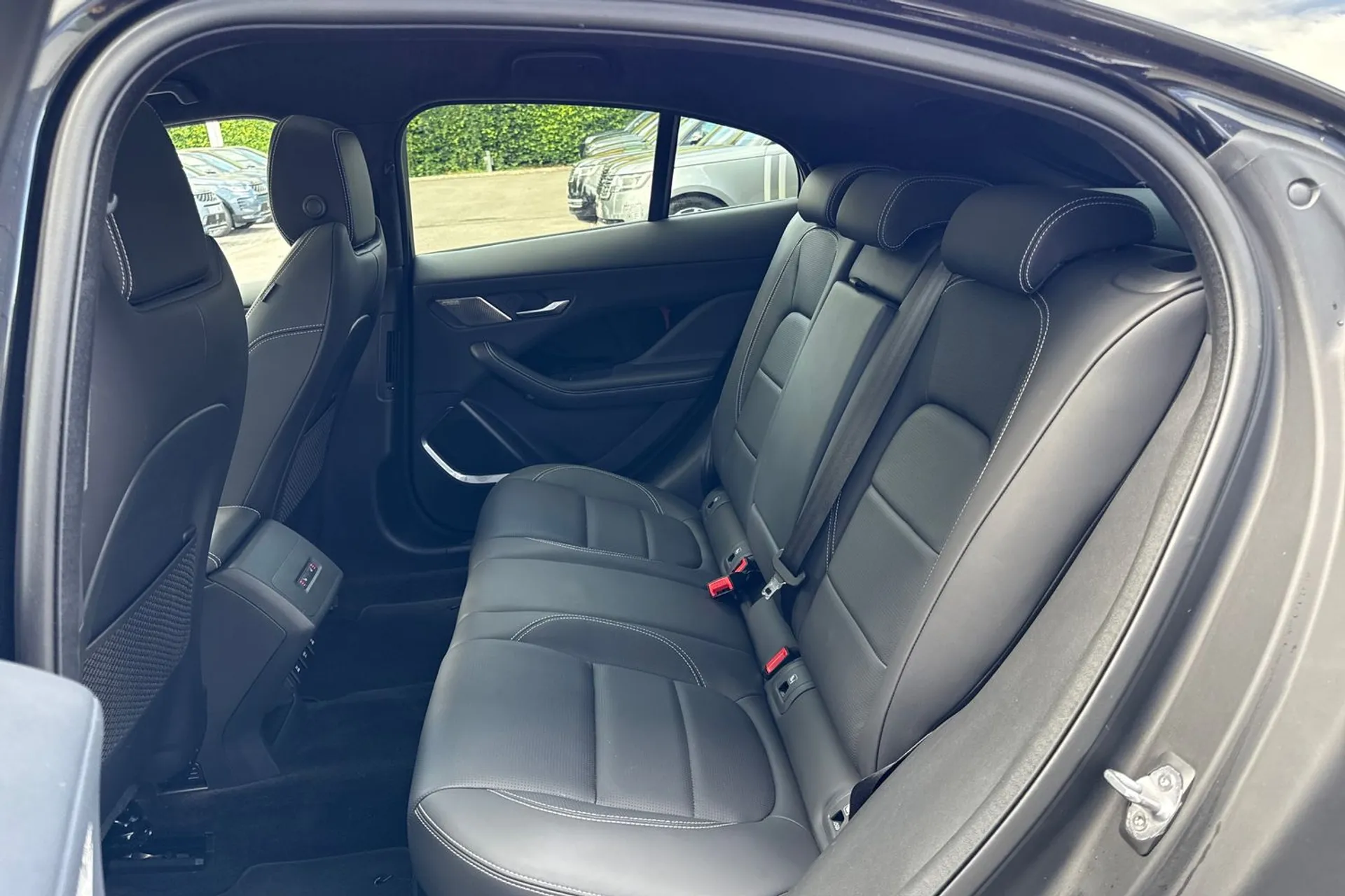 Jaguar I-PACE thumbnail image number 42