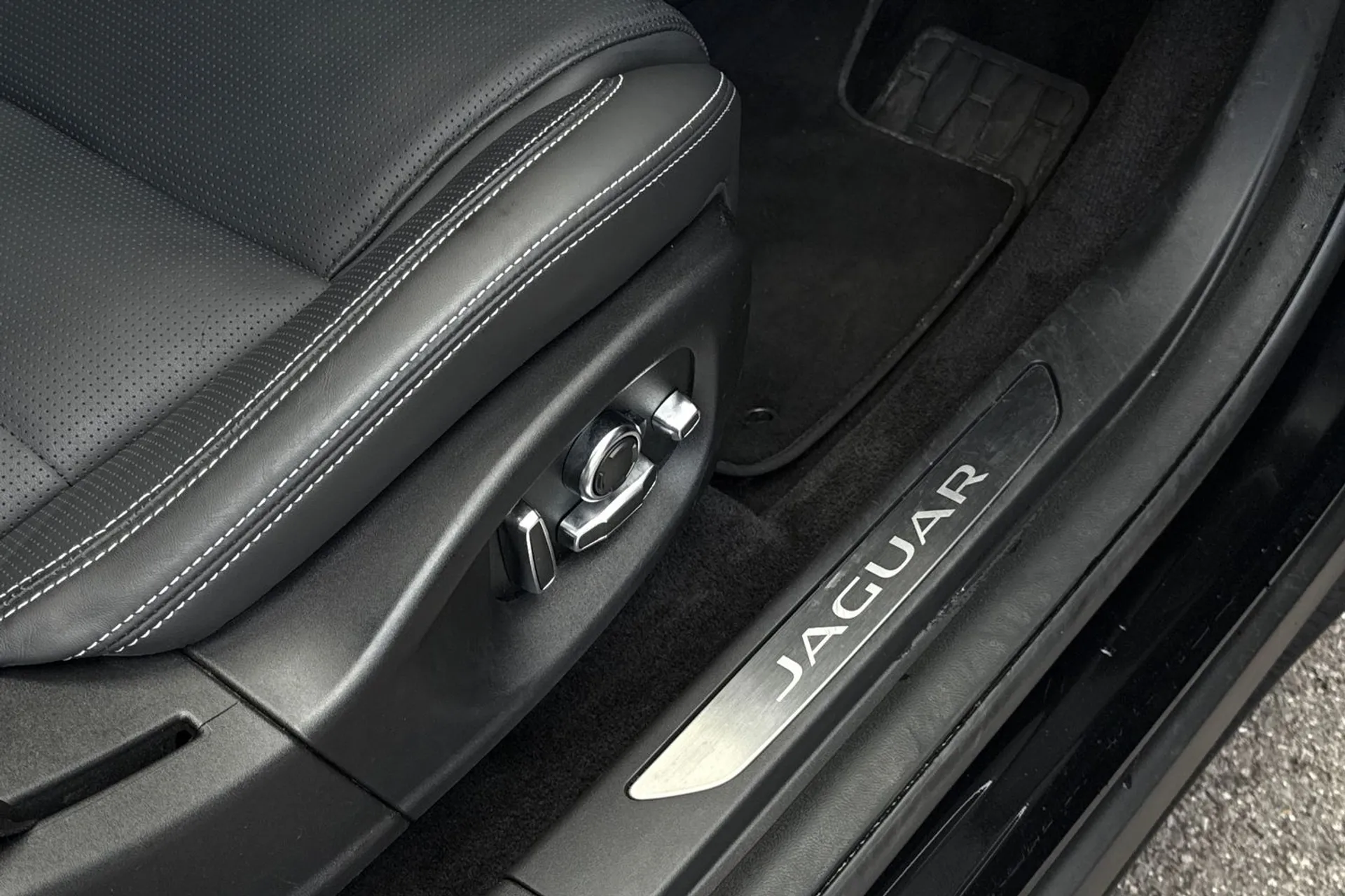 Jaguar I-PACE thumbnail image number 36