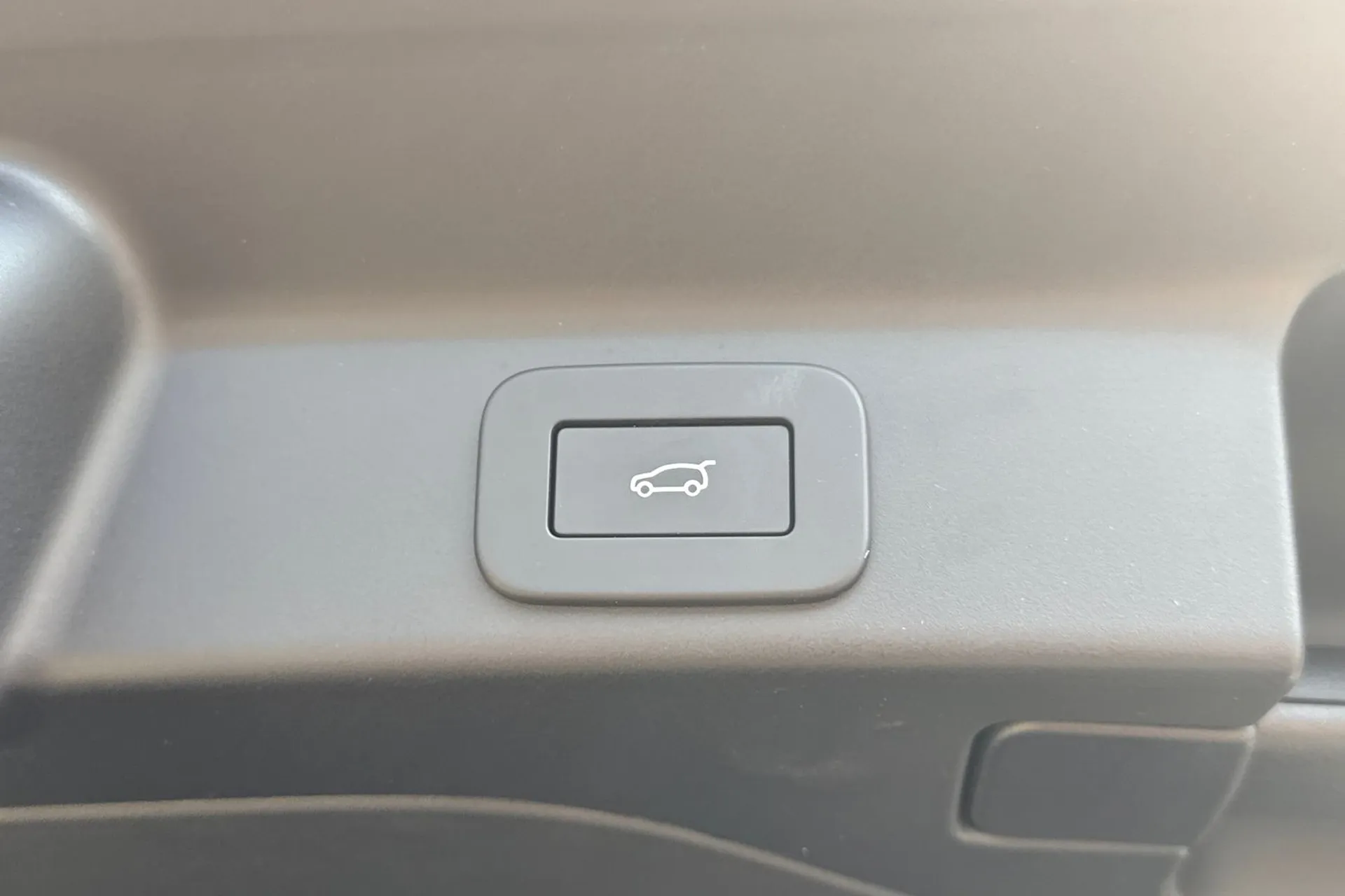 Jaguar F-PACE thumbnail image number 37
