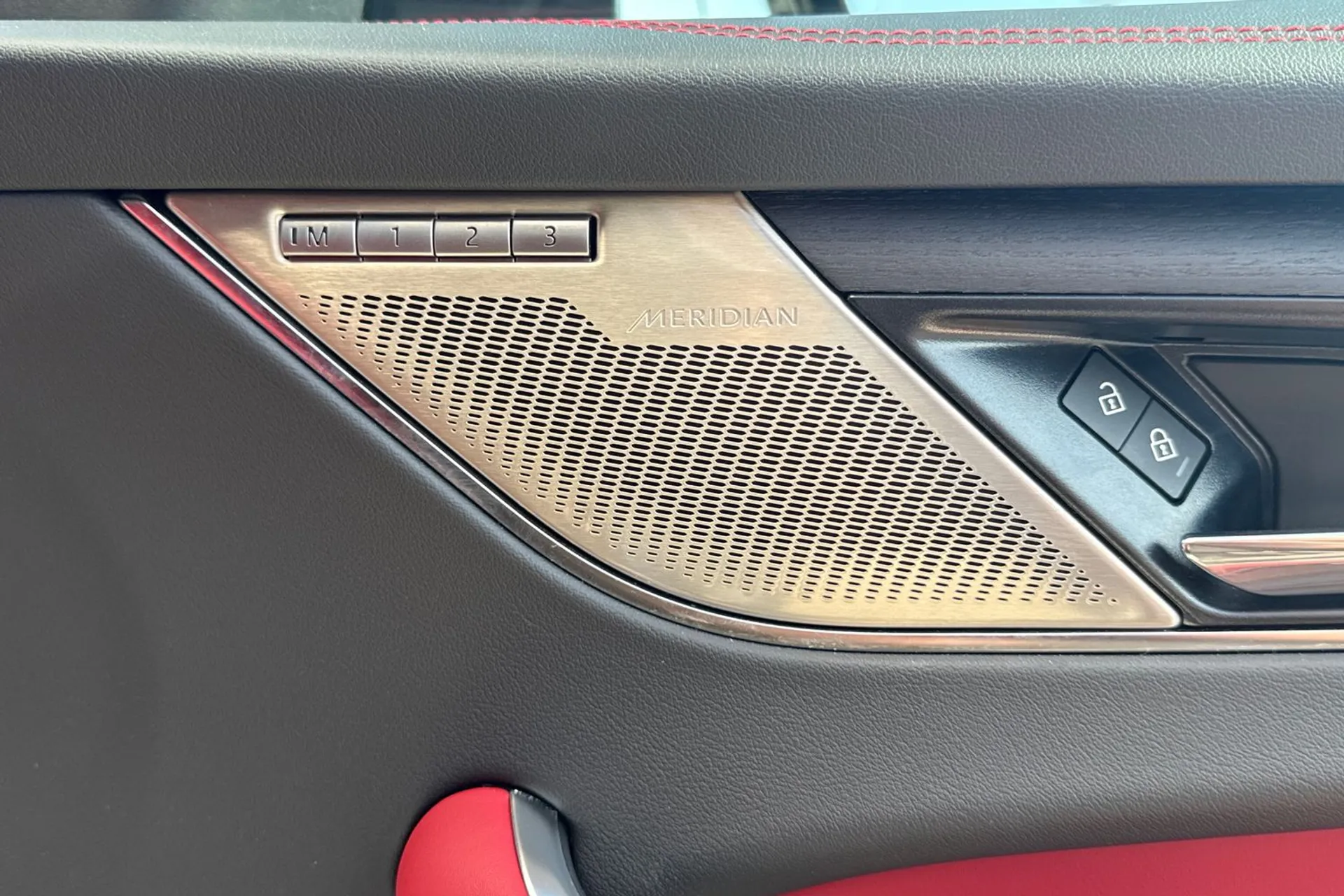 Jaguar F-PACE thumbnail image number 22