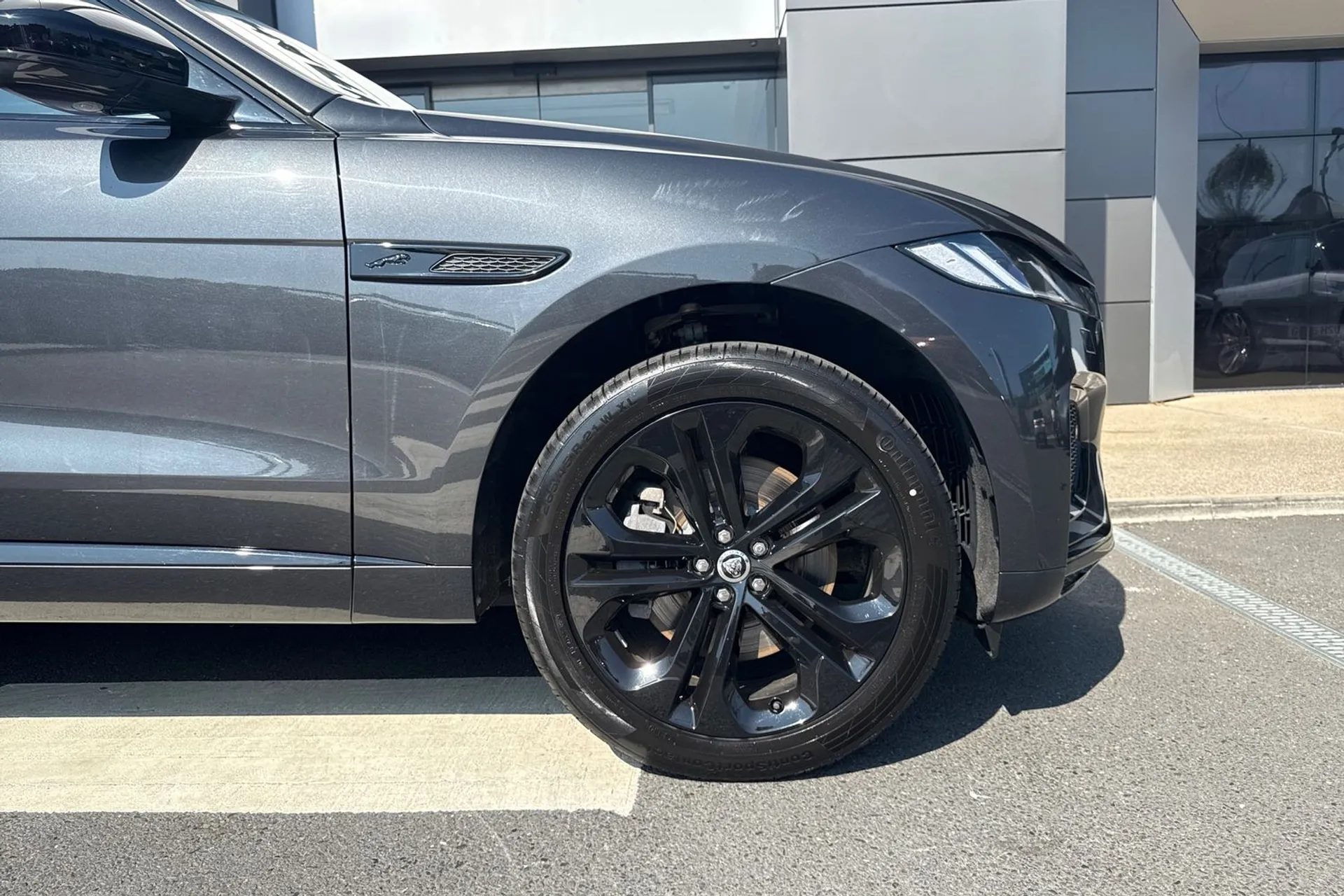 Jaguar F-PACE thumbnail image number 24
