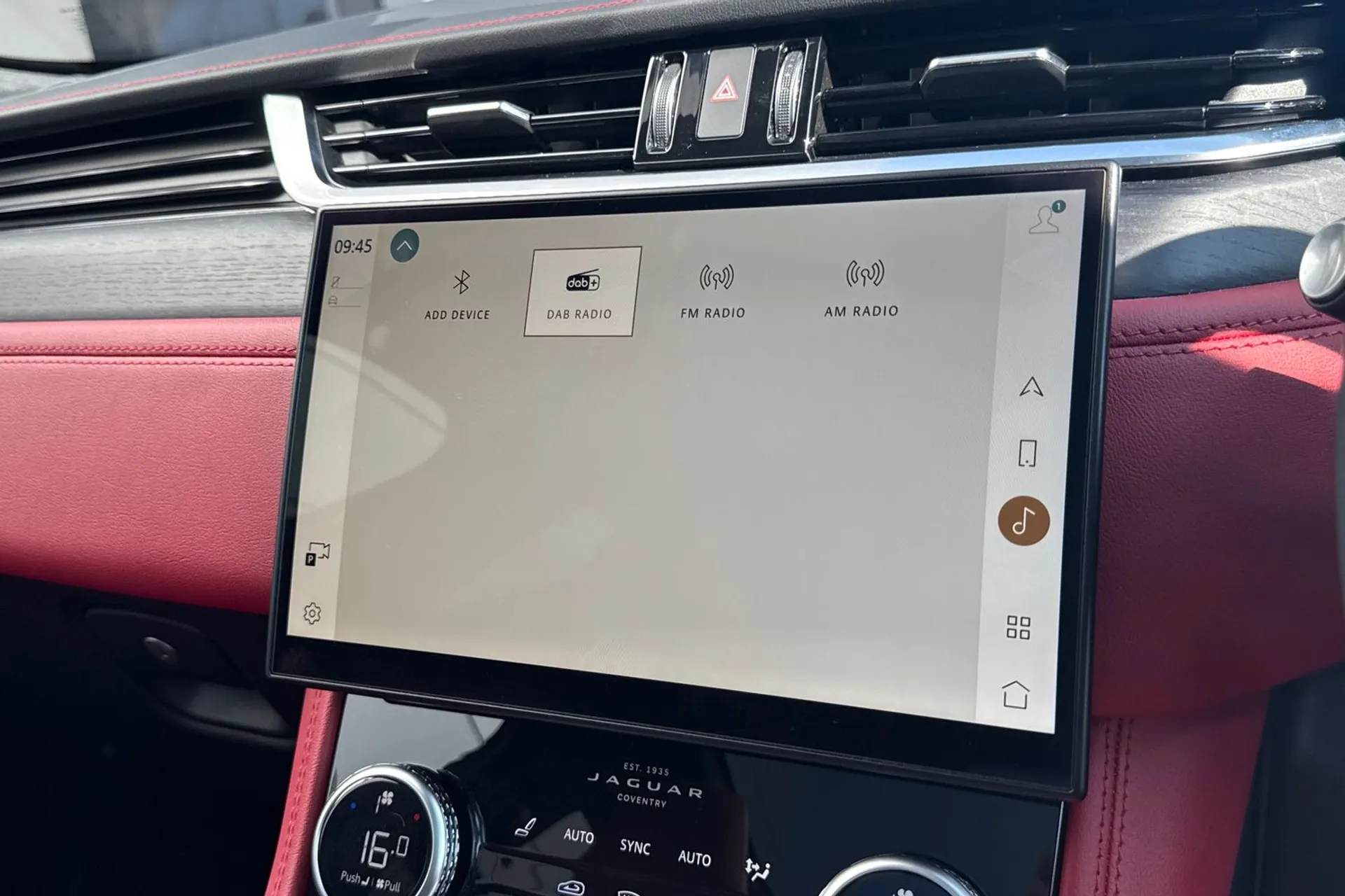 Jaguar F-PACE thumbnail image number 23