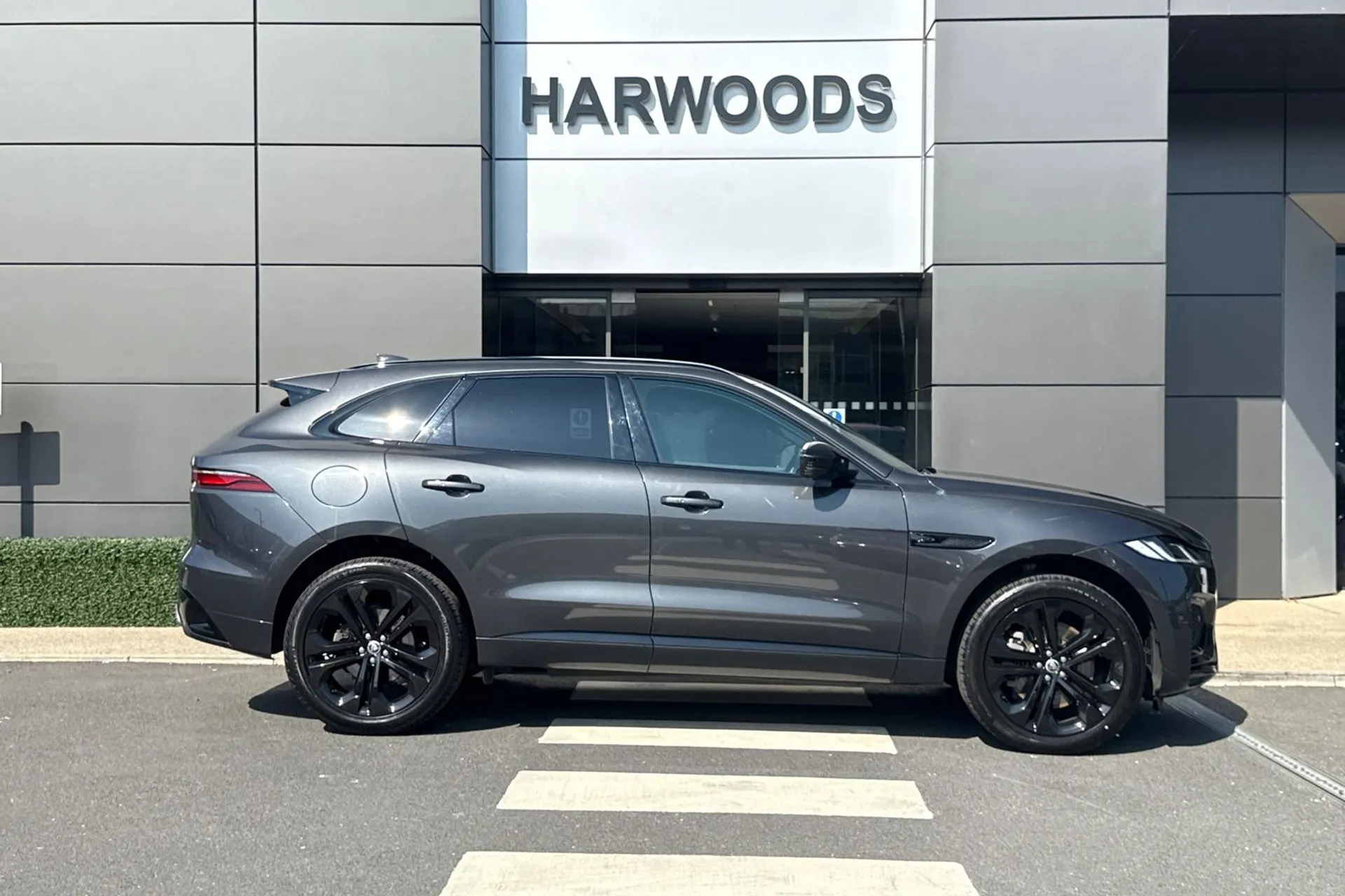 Jaguar F-PACE thumbnail image number 2