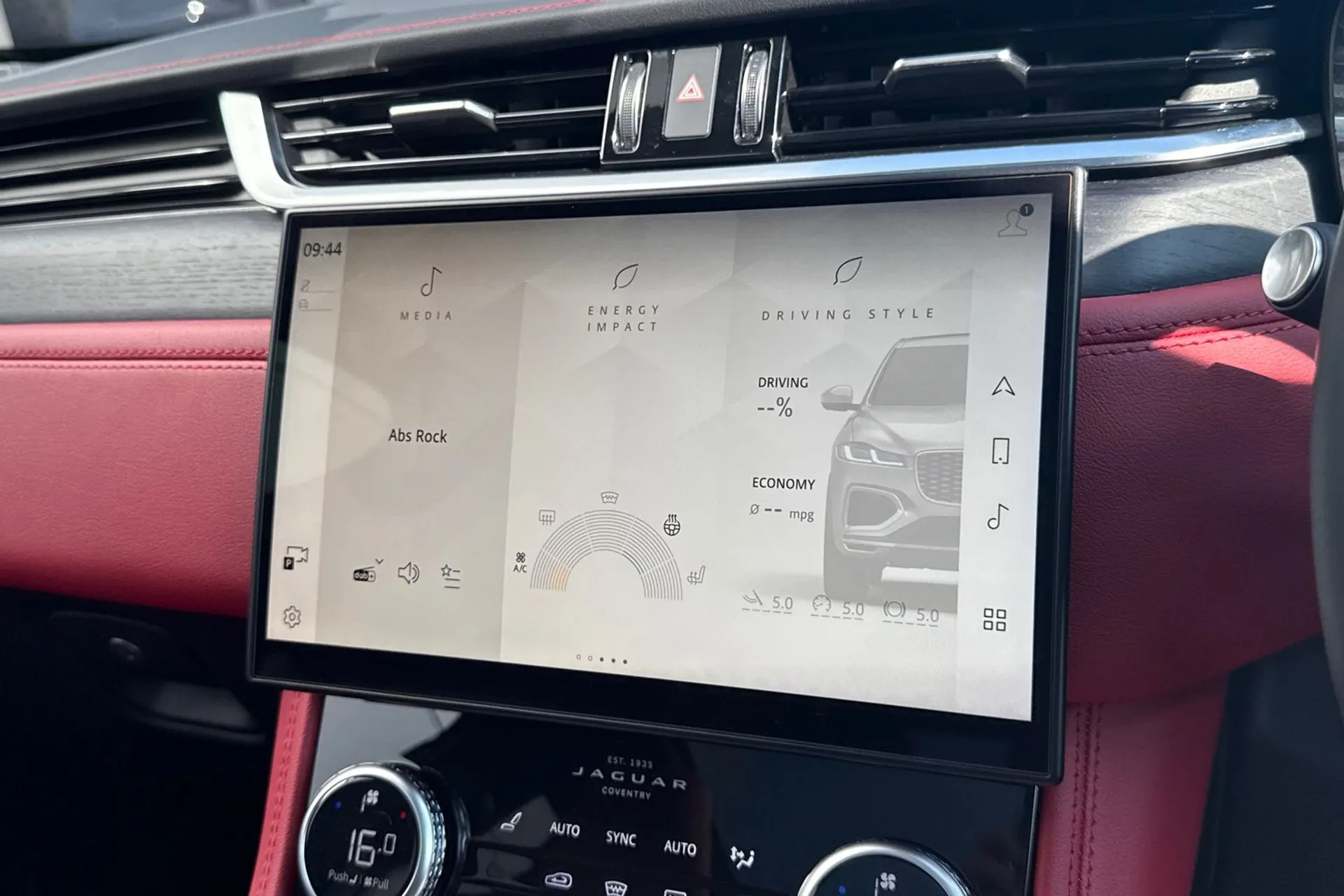 Jaguar F-PACE thumbnail image number 64