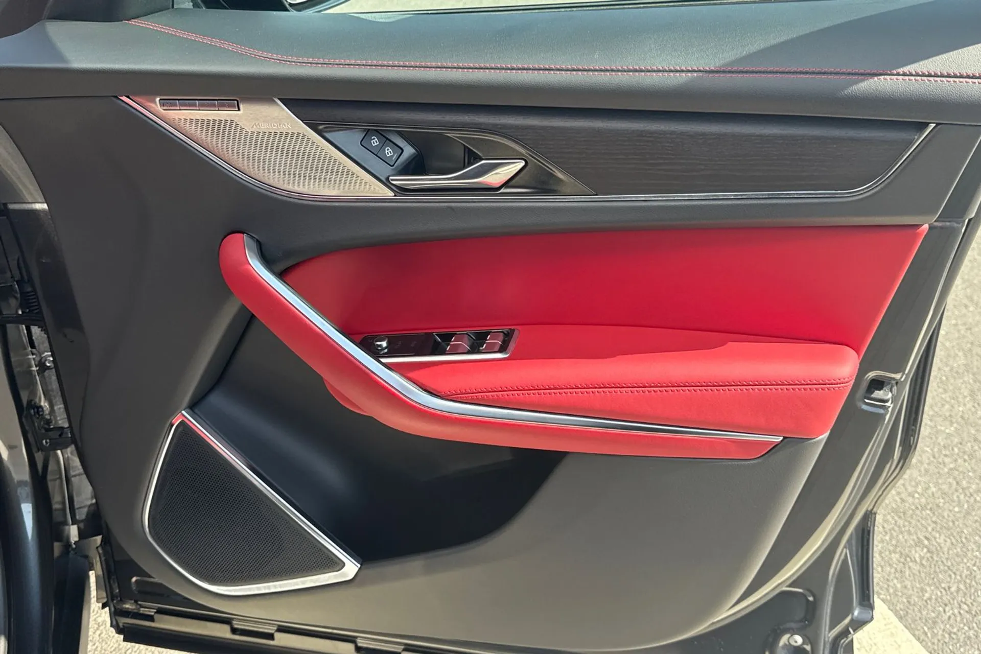 Jaguar F-PACE thumbnail image number 21